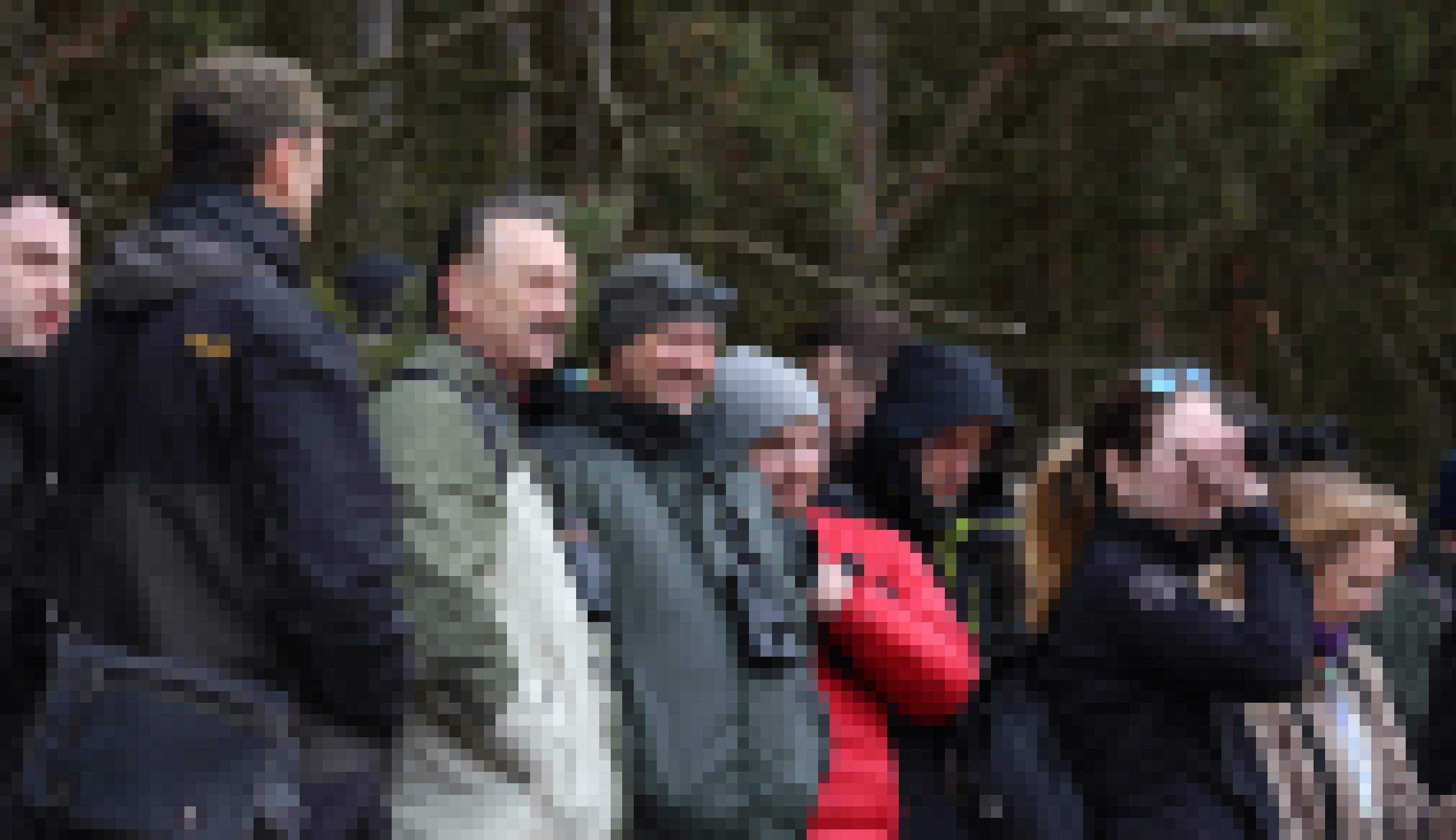 Eine Gruppe Vogelexperten stehen vor einer Aussichtsplattform im Trappenschutzgebiet