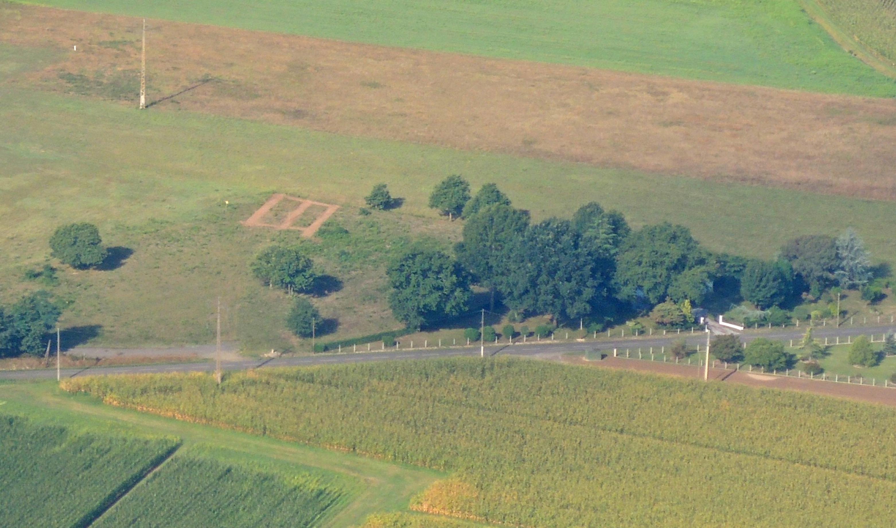 Ein Luftbild einer Ortolanfalle im Südwesten Frankreichs