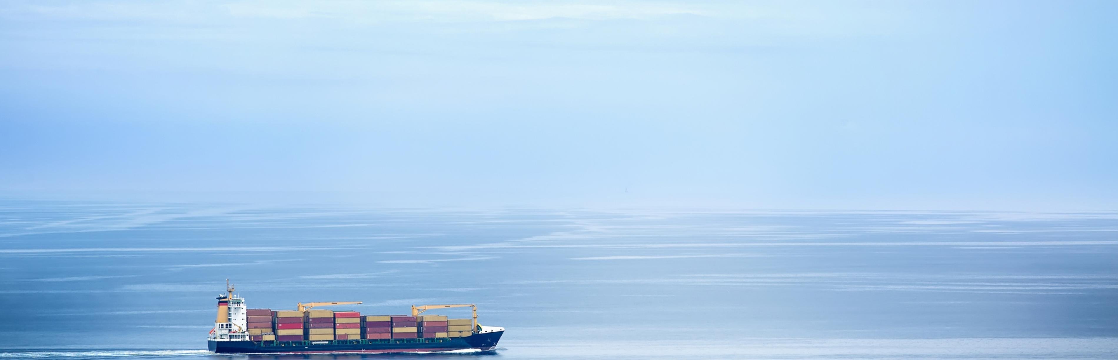 Ein Containerschiff auf dem weiten Meer