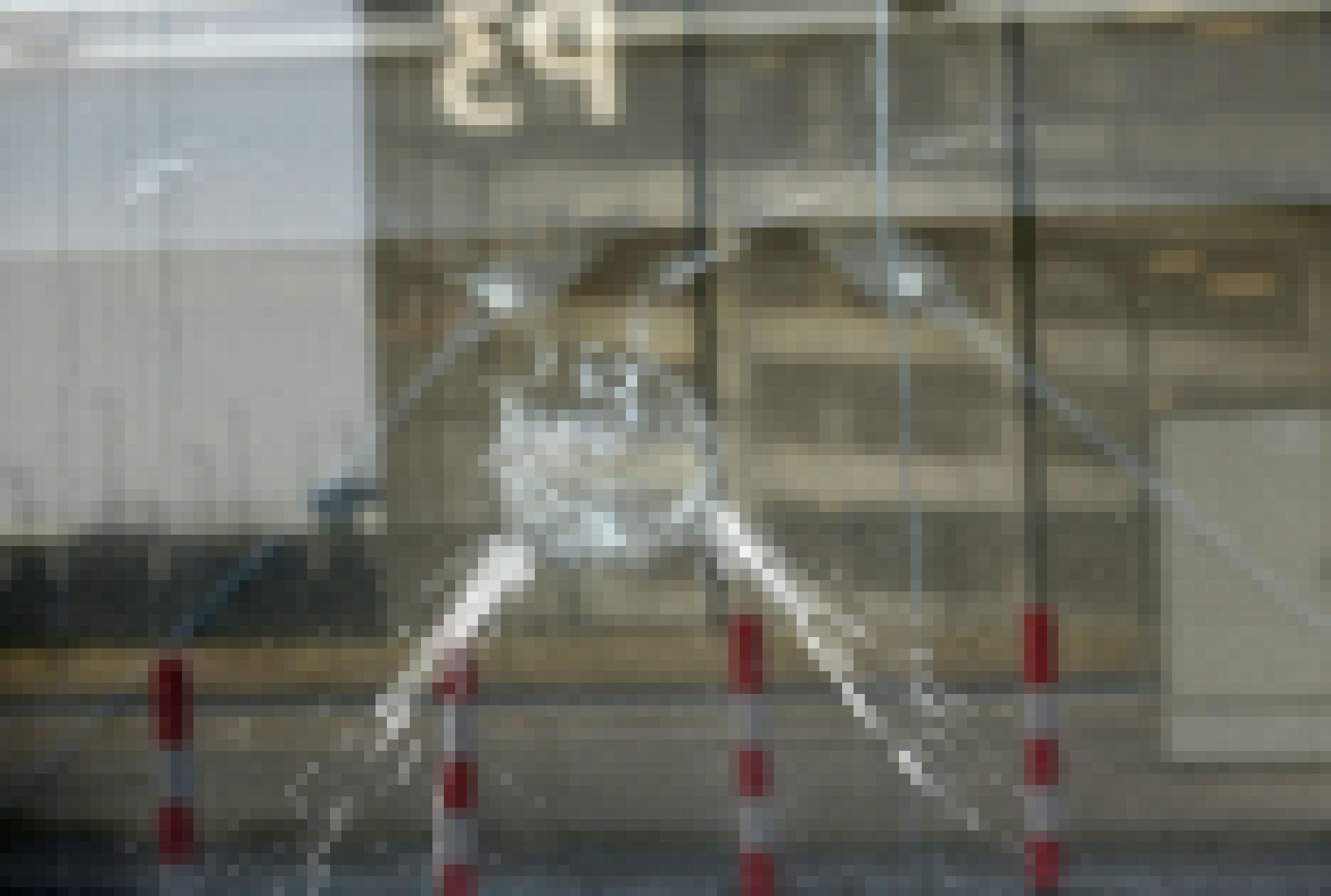 Auf dem Bild ist der weiße Abdruck eines Vogels an einer Glasscheibe  des Flughafenterminals zu sehen. Er besteht aus Talg aus dem Gefieder und Kot, der im Moment des Aufpralls an der Scheibe haften bleibt.