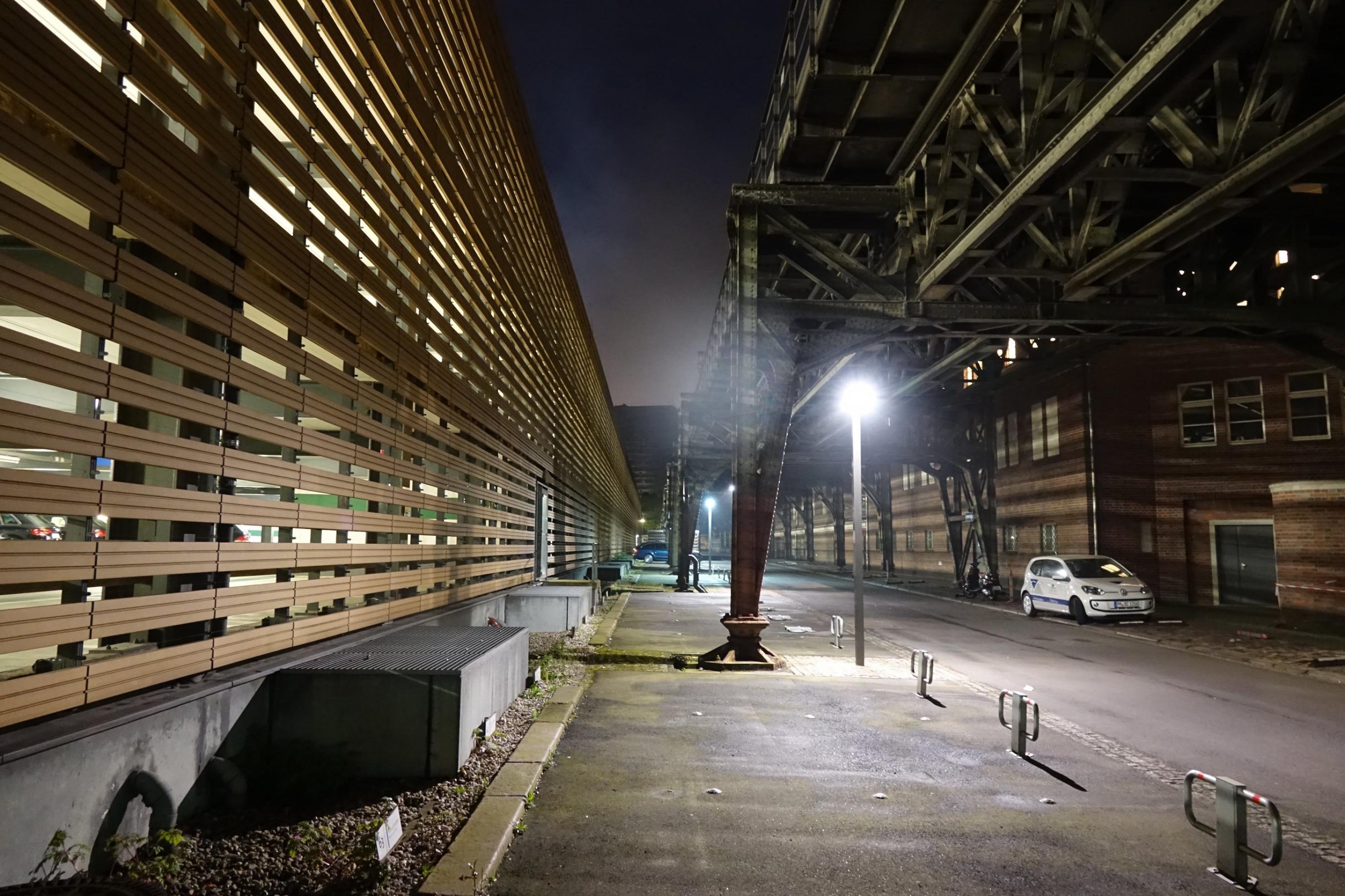 Aufnahme einer Straße bei Nacht.