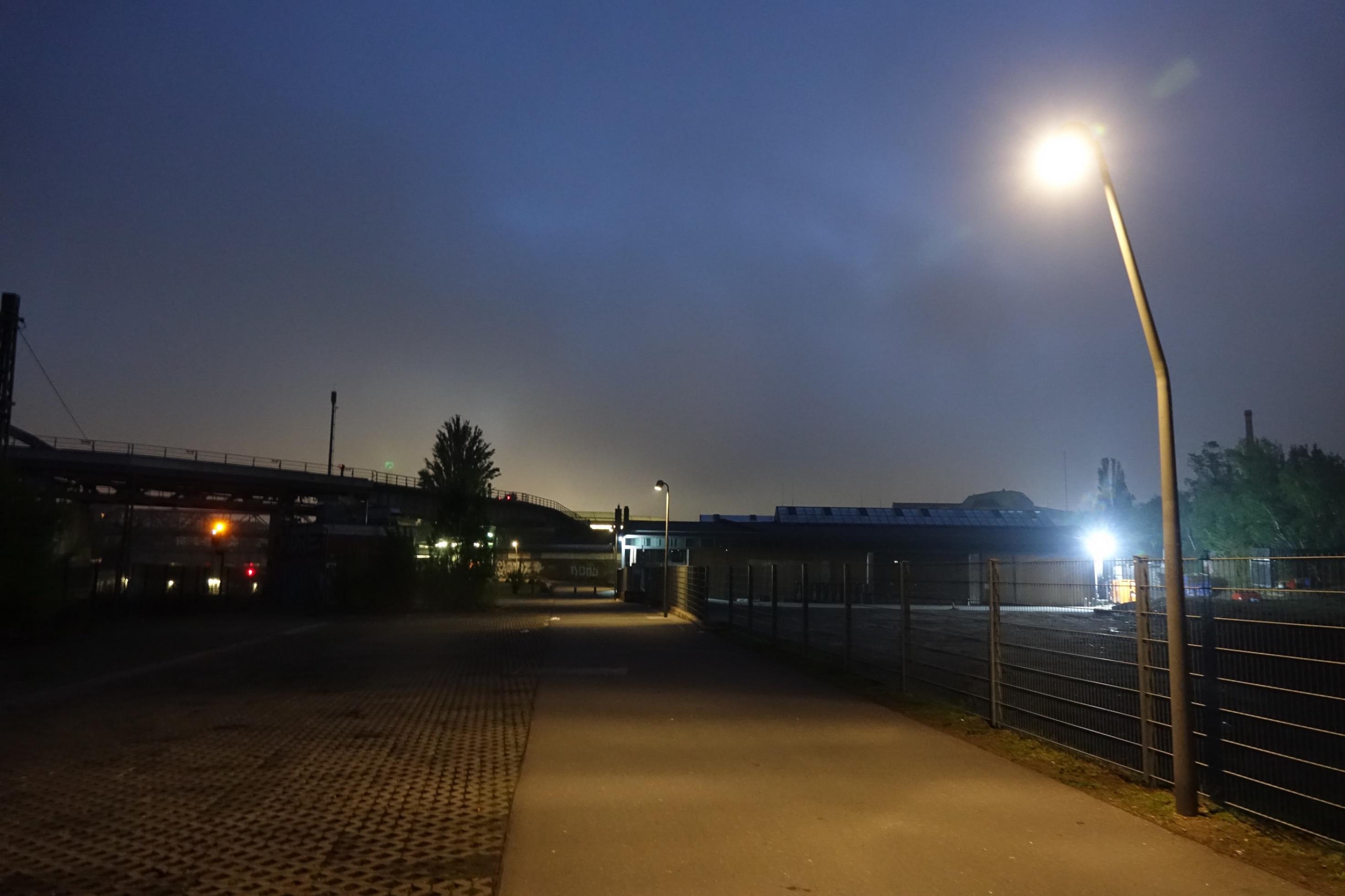 Aufnahme einer Straße bei Nacht.