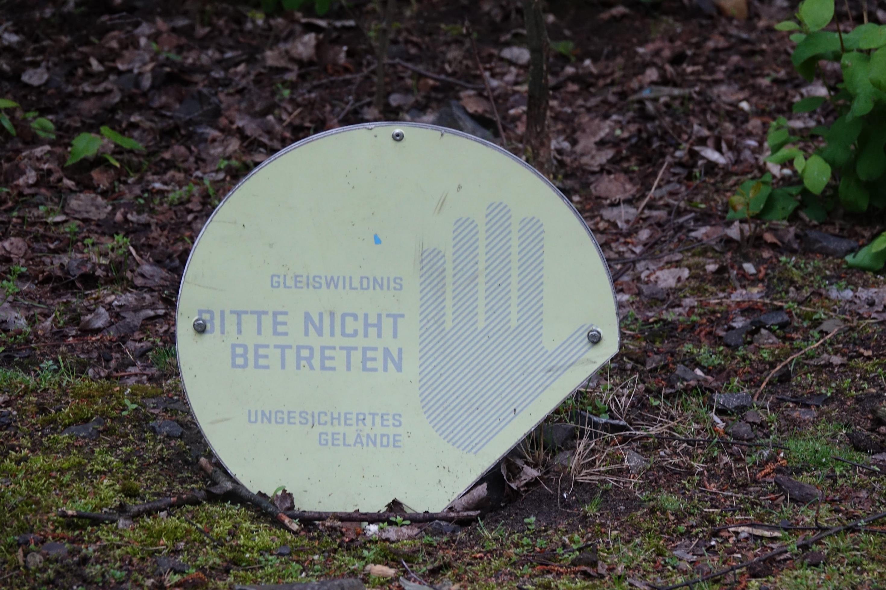 Ein Schild: „Gleiswildnis. Bitte nicht betreten. Ungesichertes Gelände“