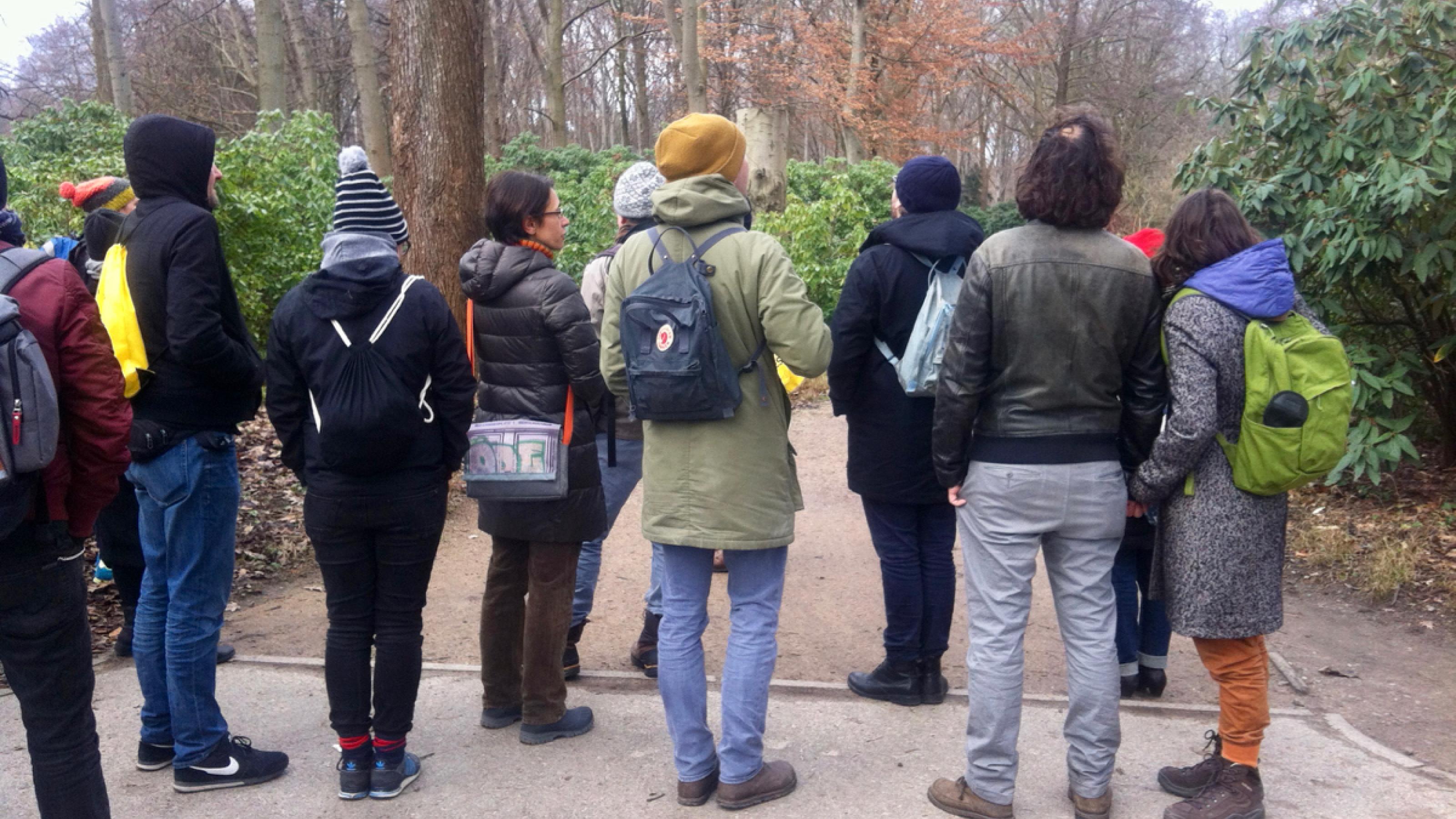 Eine Gruppe Menschen steht in einem Park.