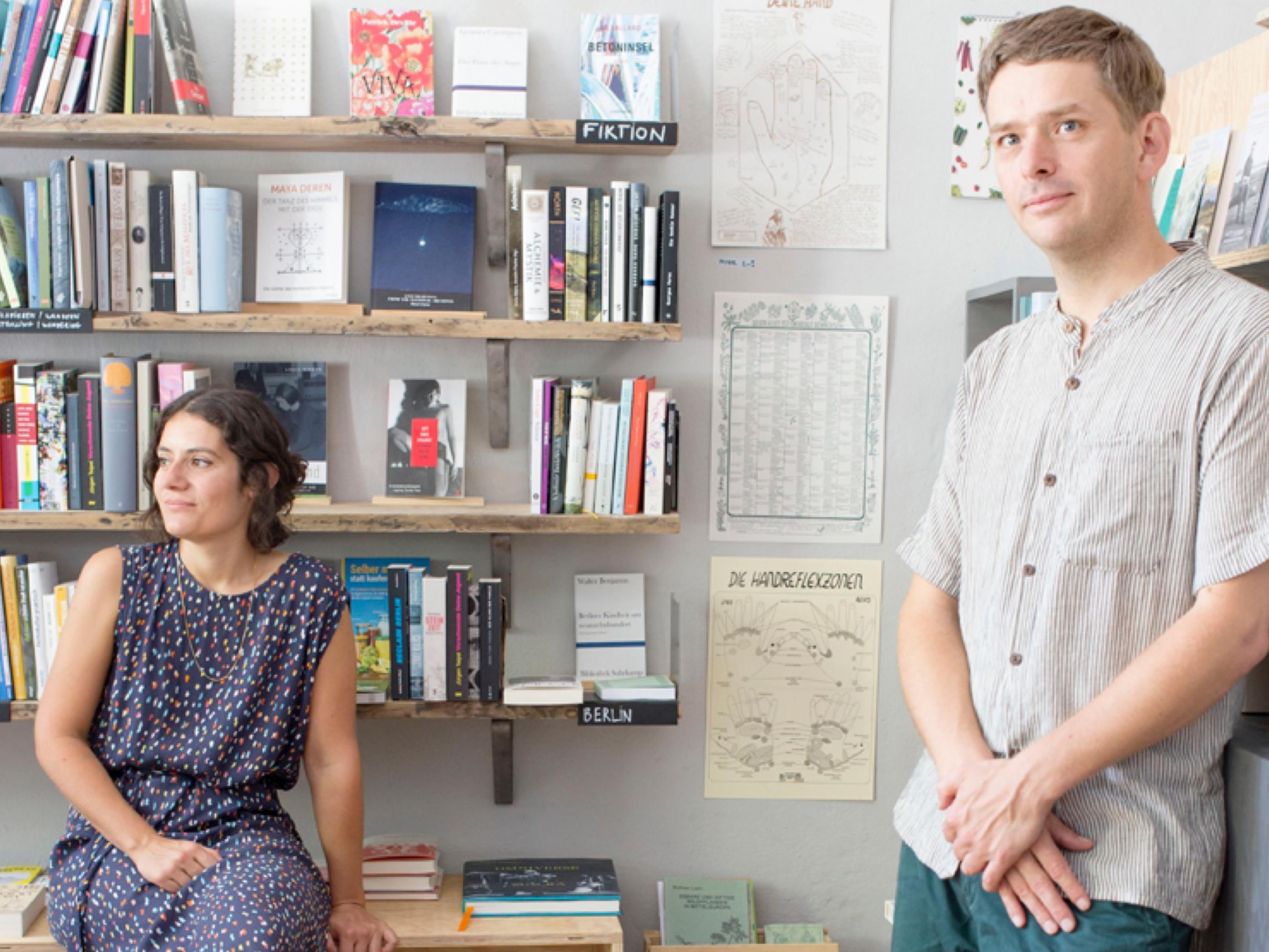 Aufnahme von Lorena Carràs und Jean Dhur in ihrer Buchhandlung.