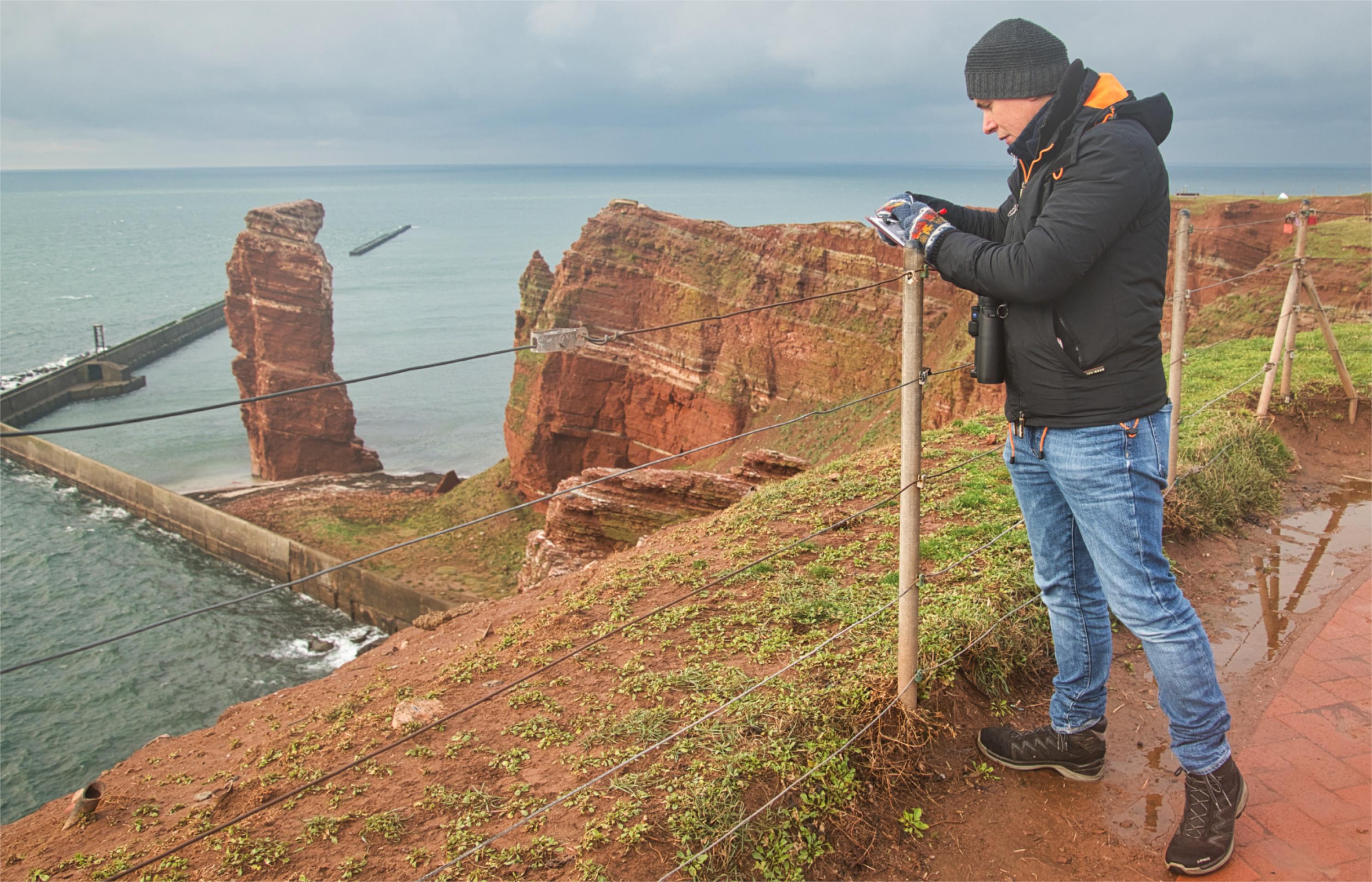 Elmar Ballstaedt vor der Langen Anna auf Helgoland