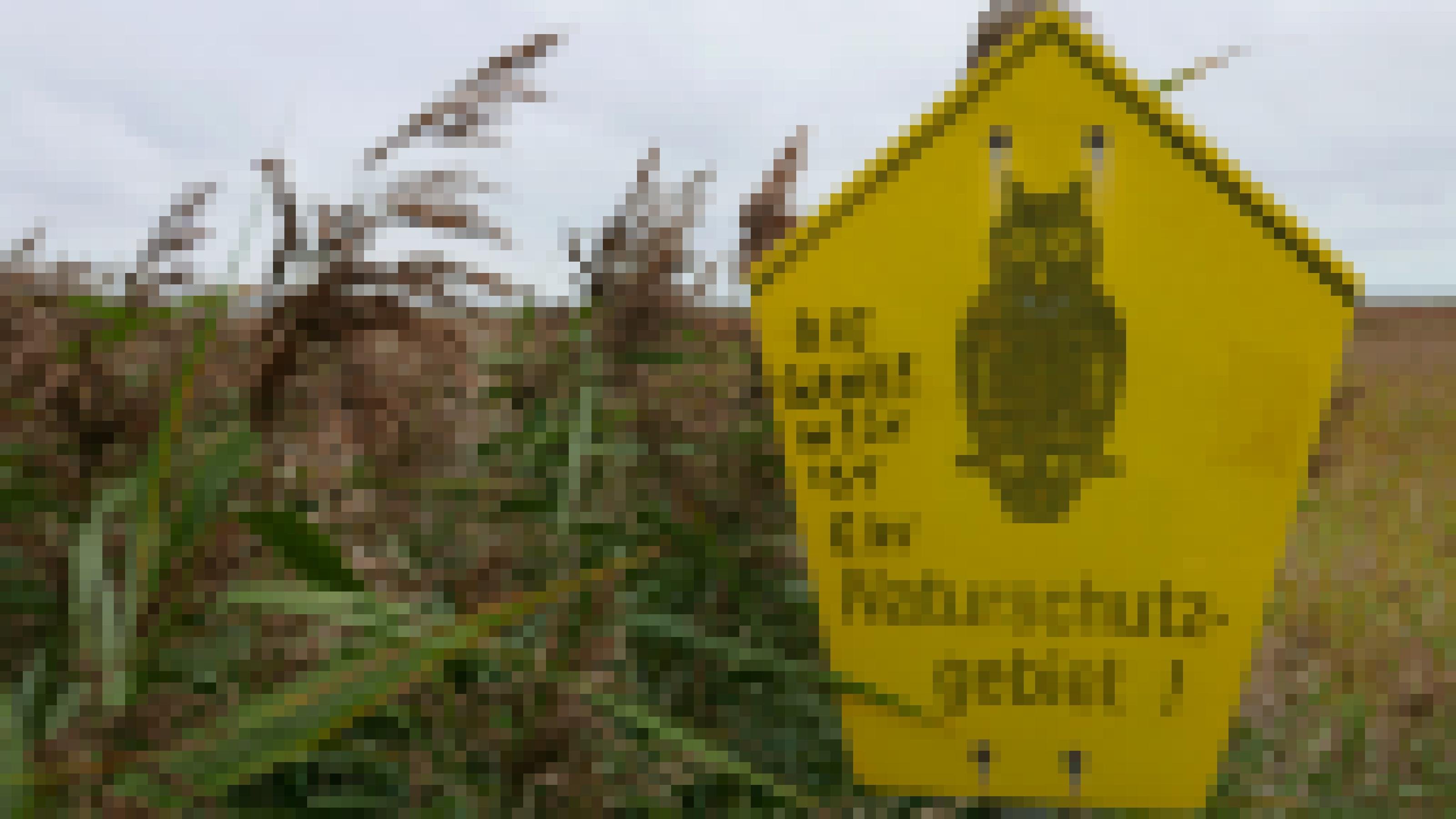 Ein gelbes Schild mit der Aufschrift „Naturschutzgebiet“ wurde mit dem Edding mit dem Satz „Die ganze Welt ist ein…“ ergänzt.