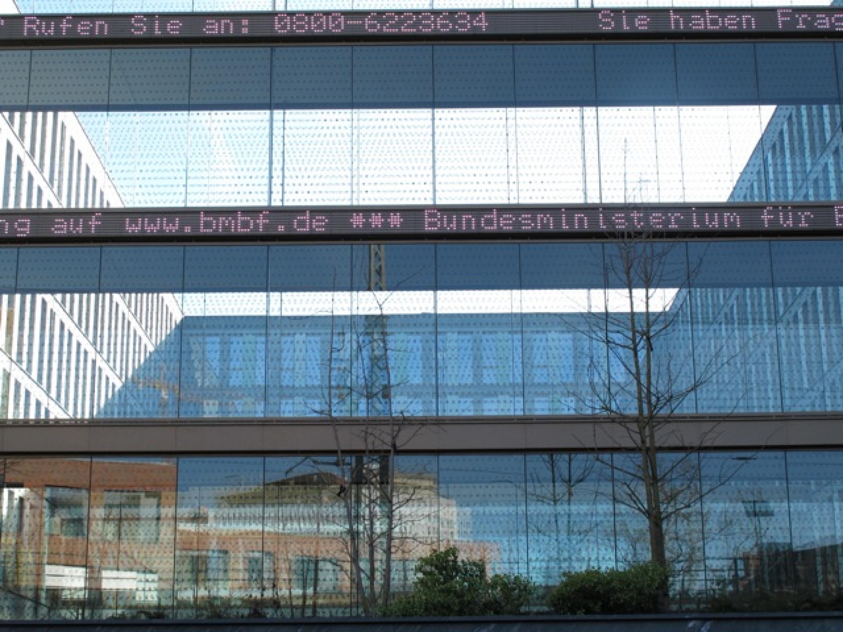 Vogelschutzglas am Bundesforschungsministerium