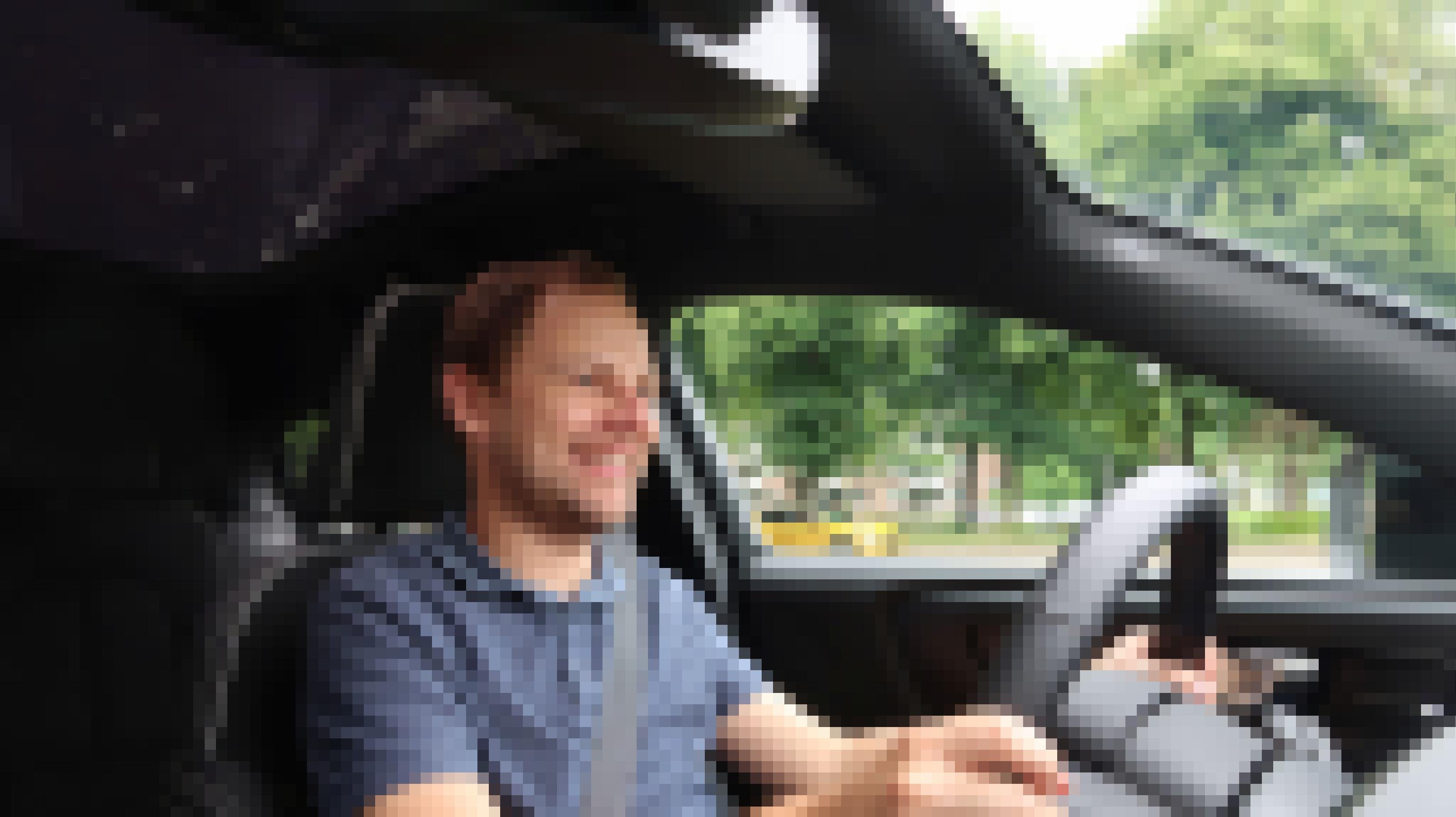 Steve Przybilla sitzt am Steuer des Volvo C40 Recharge