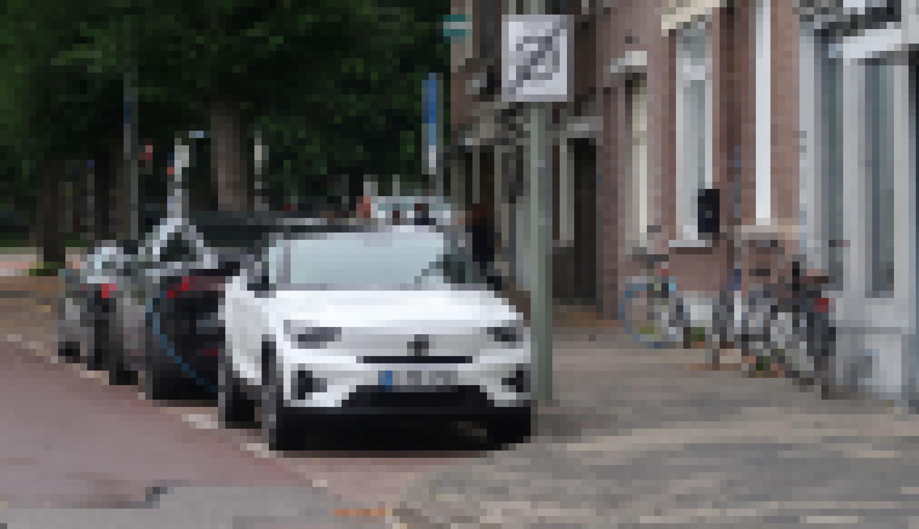 Volvo C40 Recharge parkt am Straßenrand an Ladestation