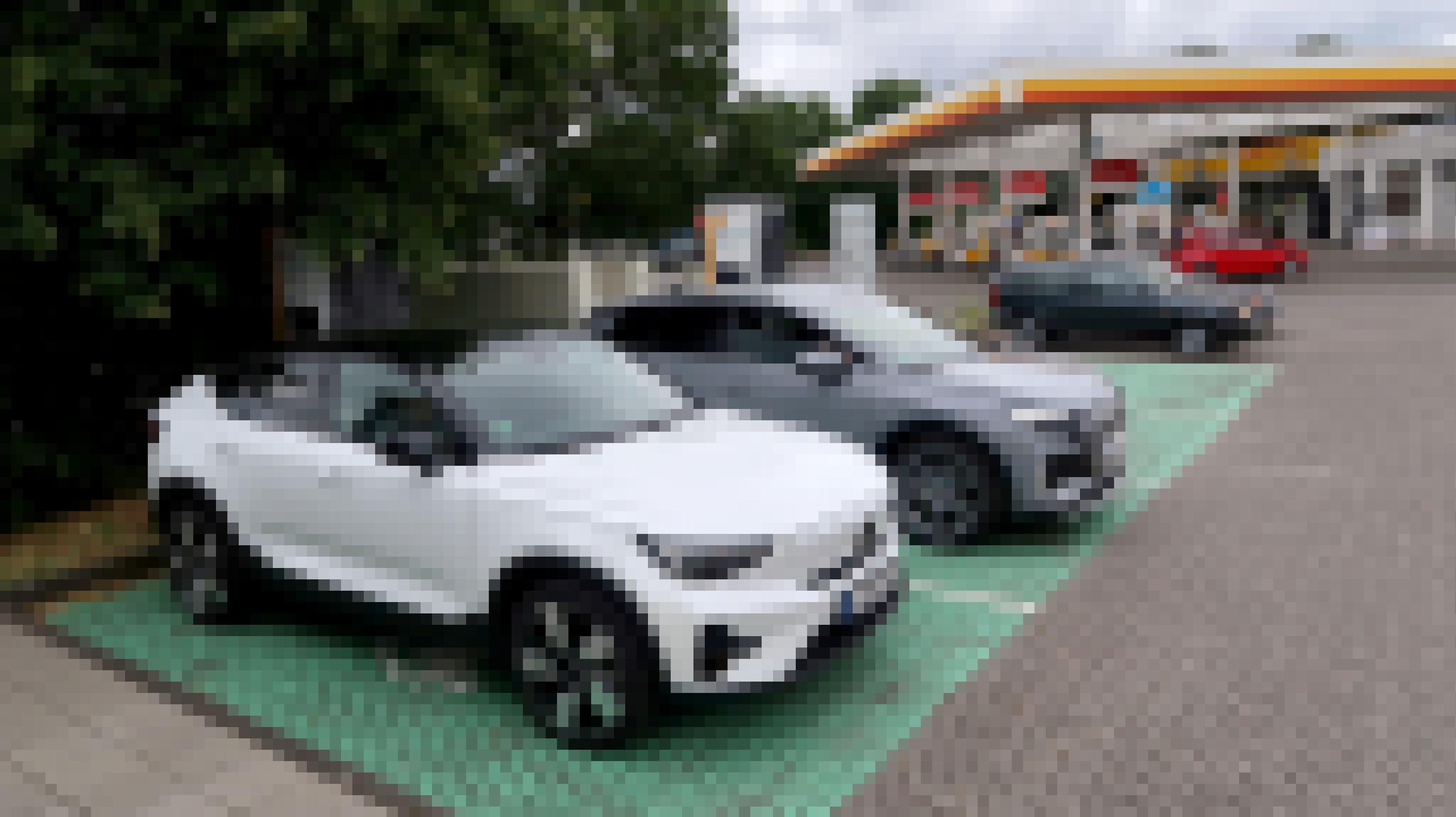 Volvo C40 Recharge an Schnellladestation an Tankstelle