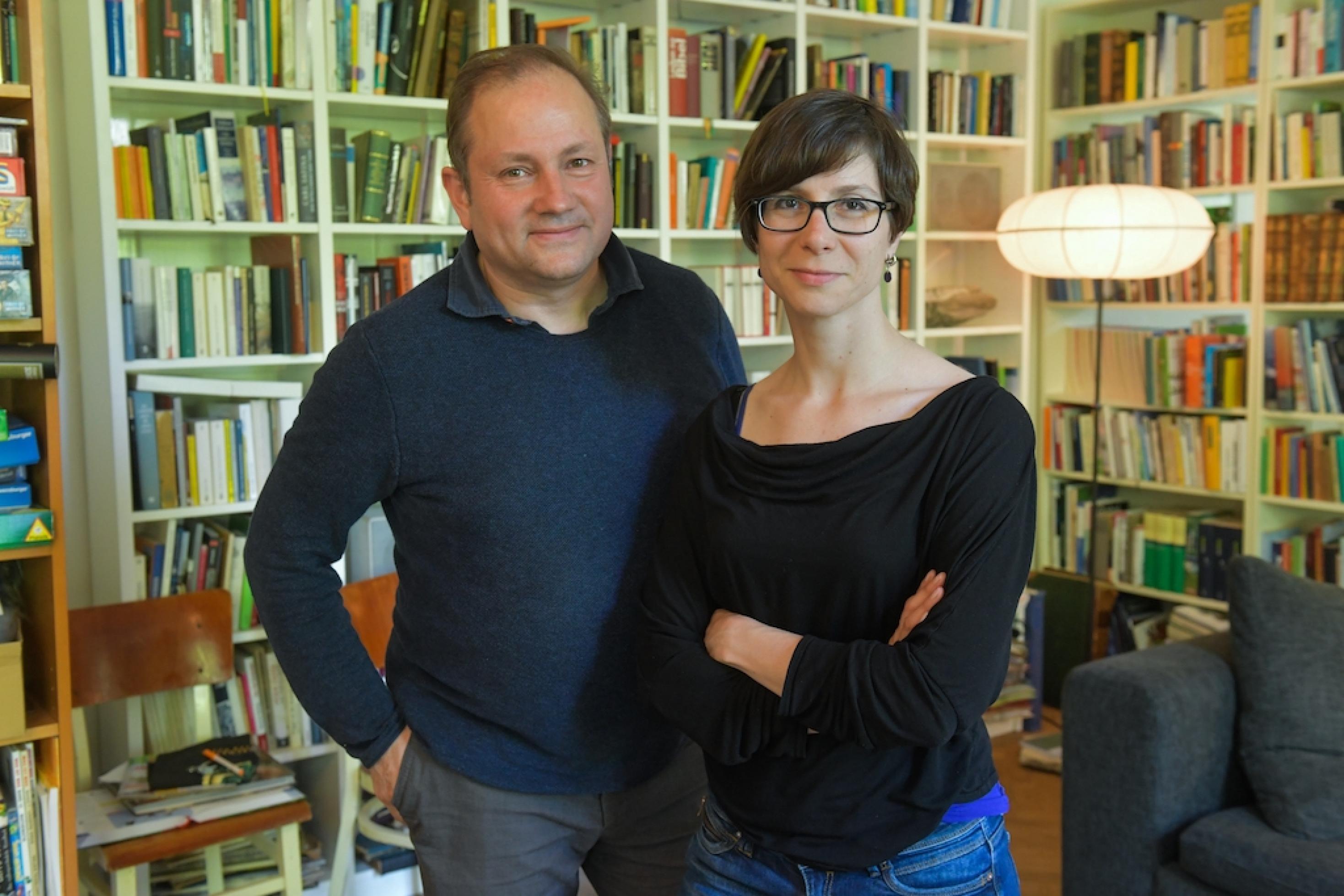 Christian Schwägerl und Tanja Krämer stehen vor einem Bücherregal