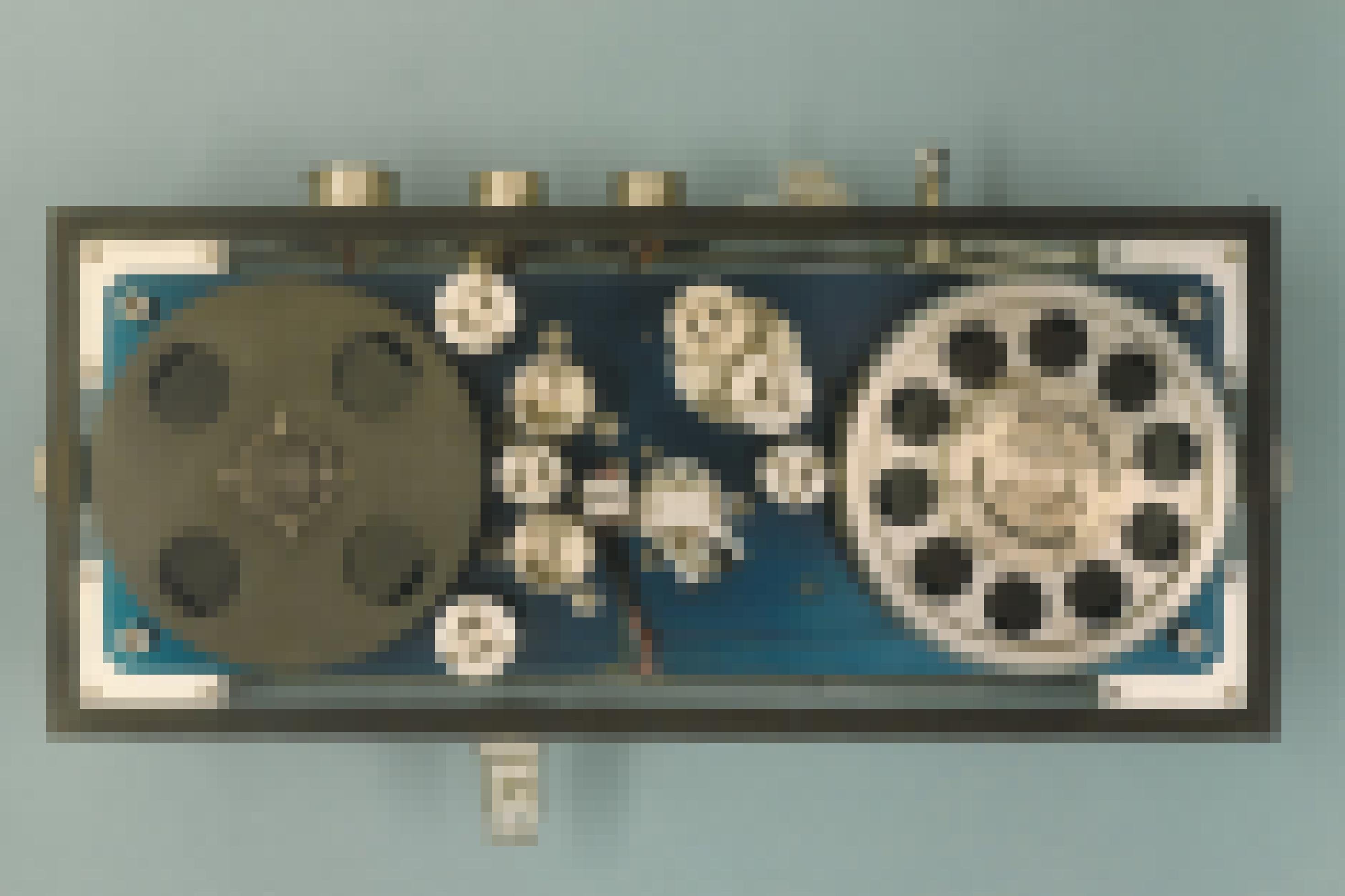 Ein Foto zeigt ein spezielles Magnetbandgerät, das einem klassischen Tonbandgerät ähnelt: Von einer linken Spule wird ein Magnetband über verschiedene Rollen und einen Schreib-Lese-Kopf zu einer rechten Spule geführt.