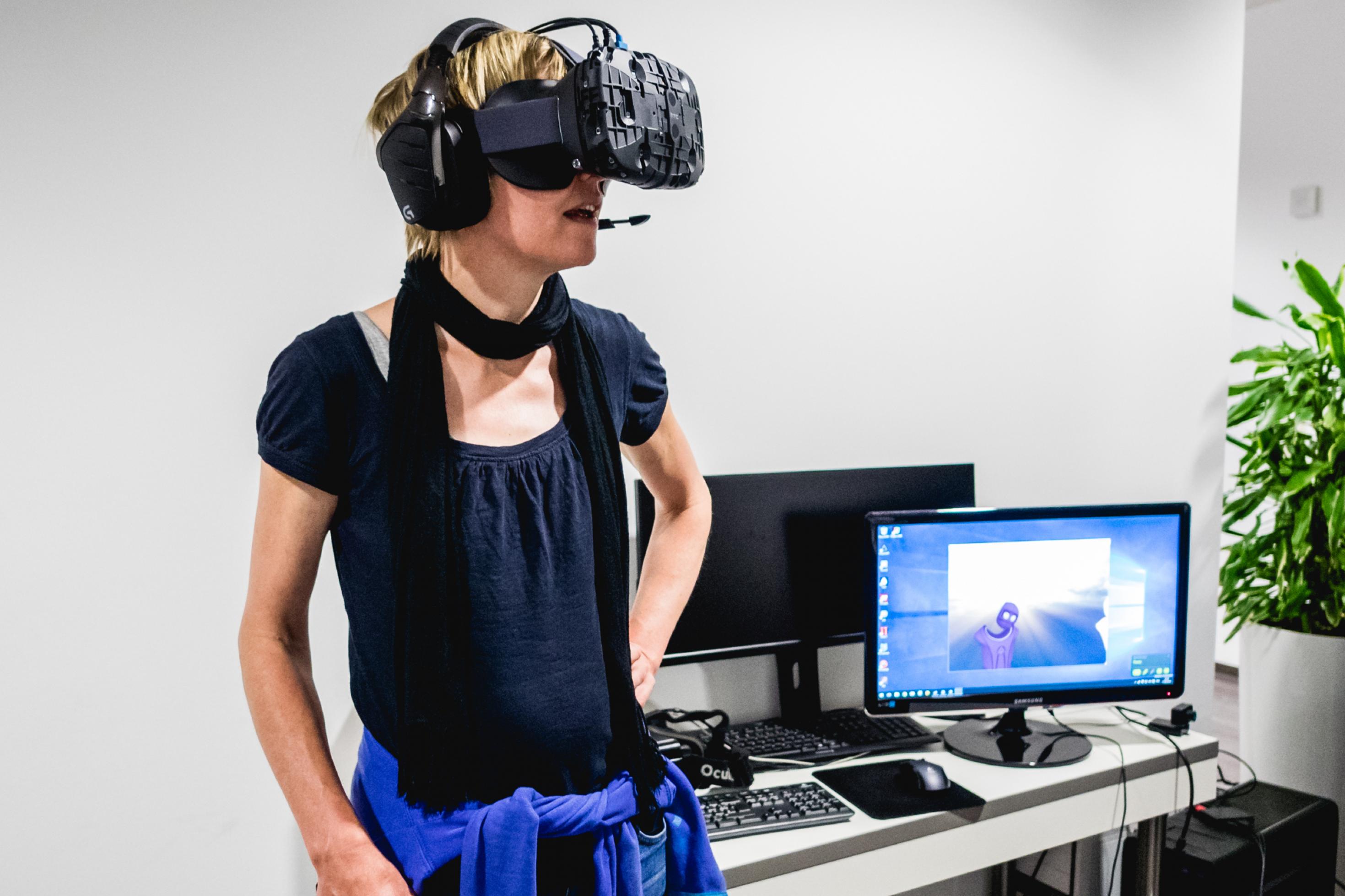 Eva Wolfangel mit einer VR-Brille