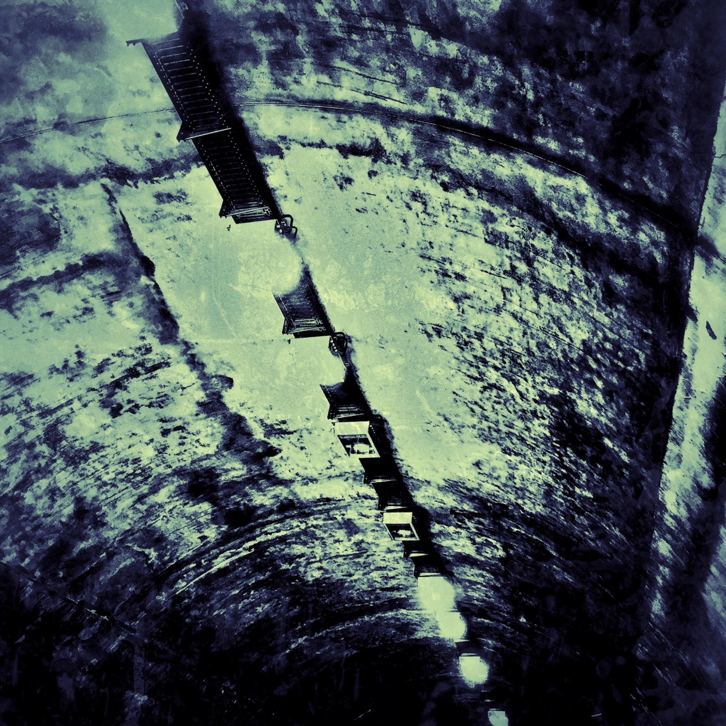 Eine Tunneldecke mit Lampen