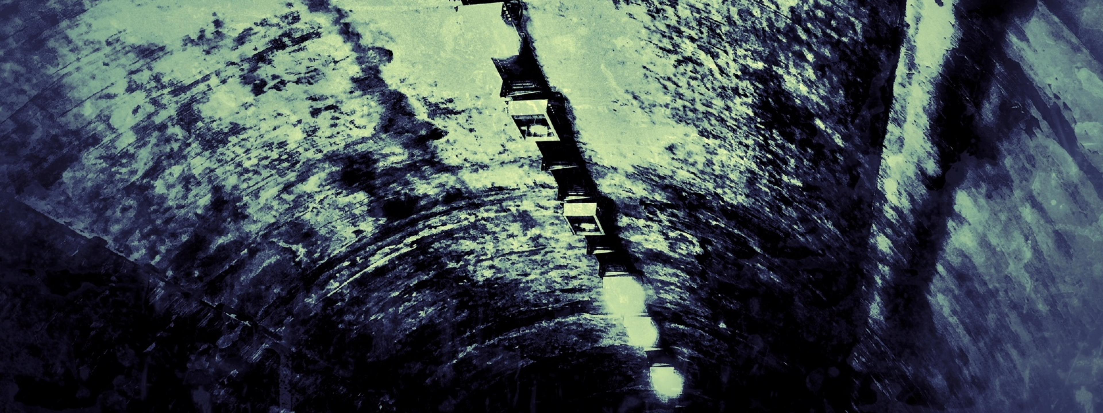 Eine Tunneldecke mit Lampen