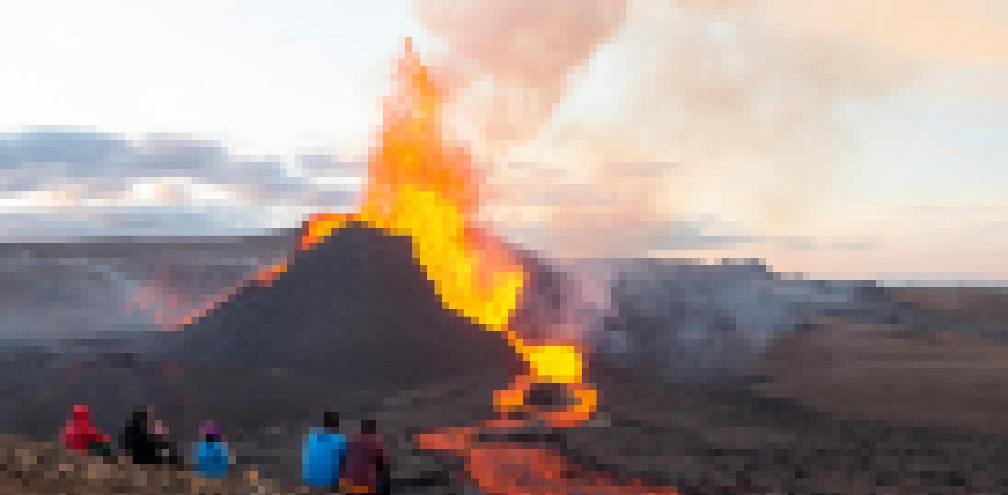 Ein Vulkankegel, aus dem glühende Lava in die Höhe schießt. Auf einer Anhöhe davor sitzen mehrere Menschen in Outdoorjacken.