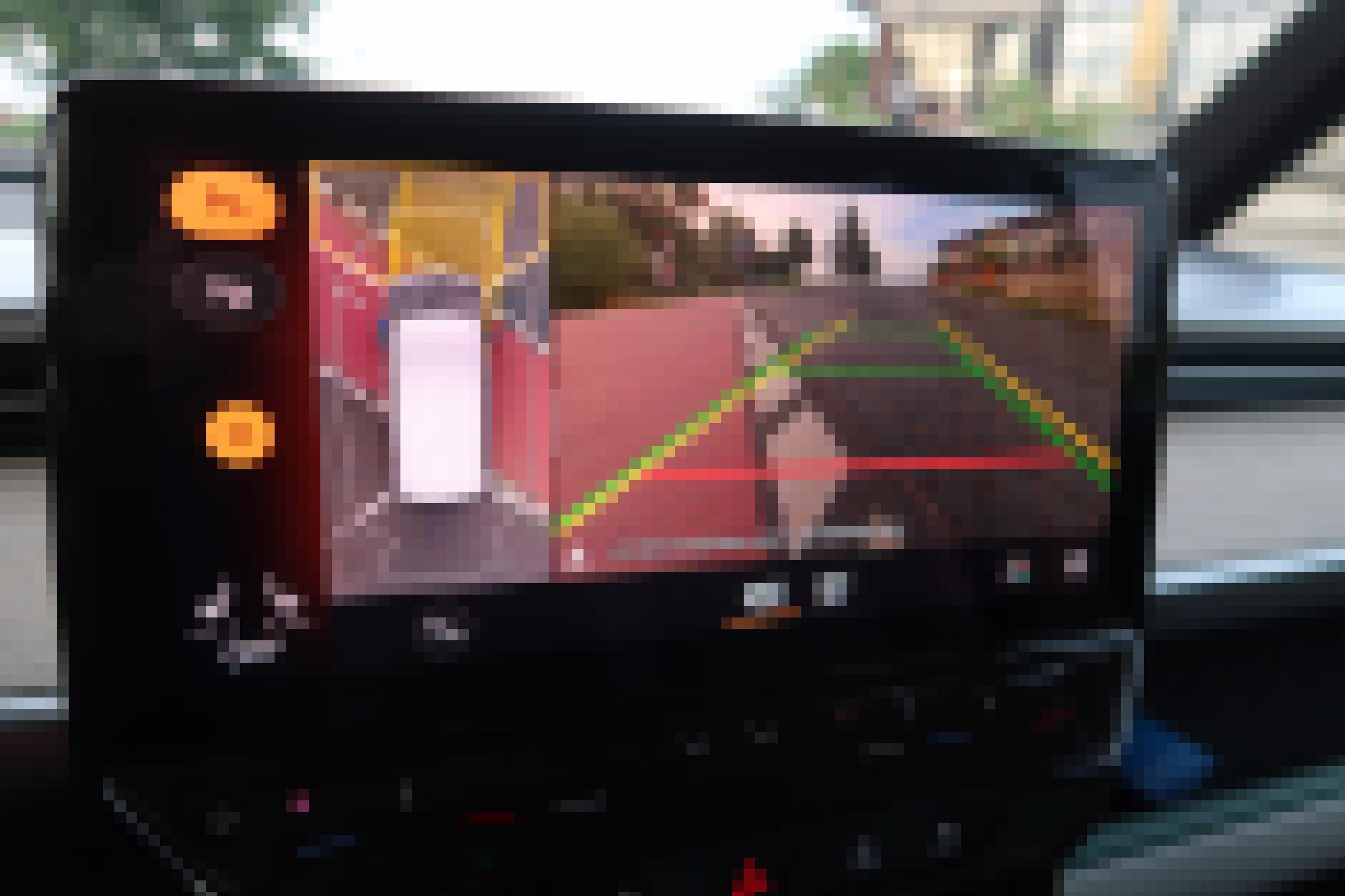 Bildschirm zeigt Rückfahr- und 3D-Ansicht des ID.Buzz