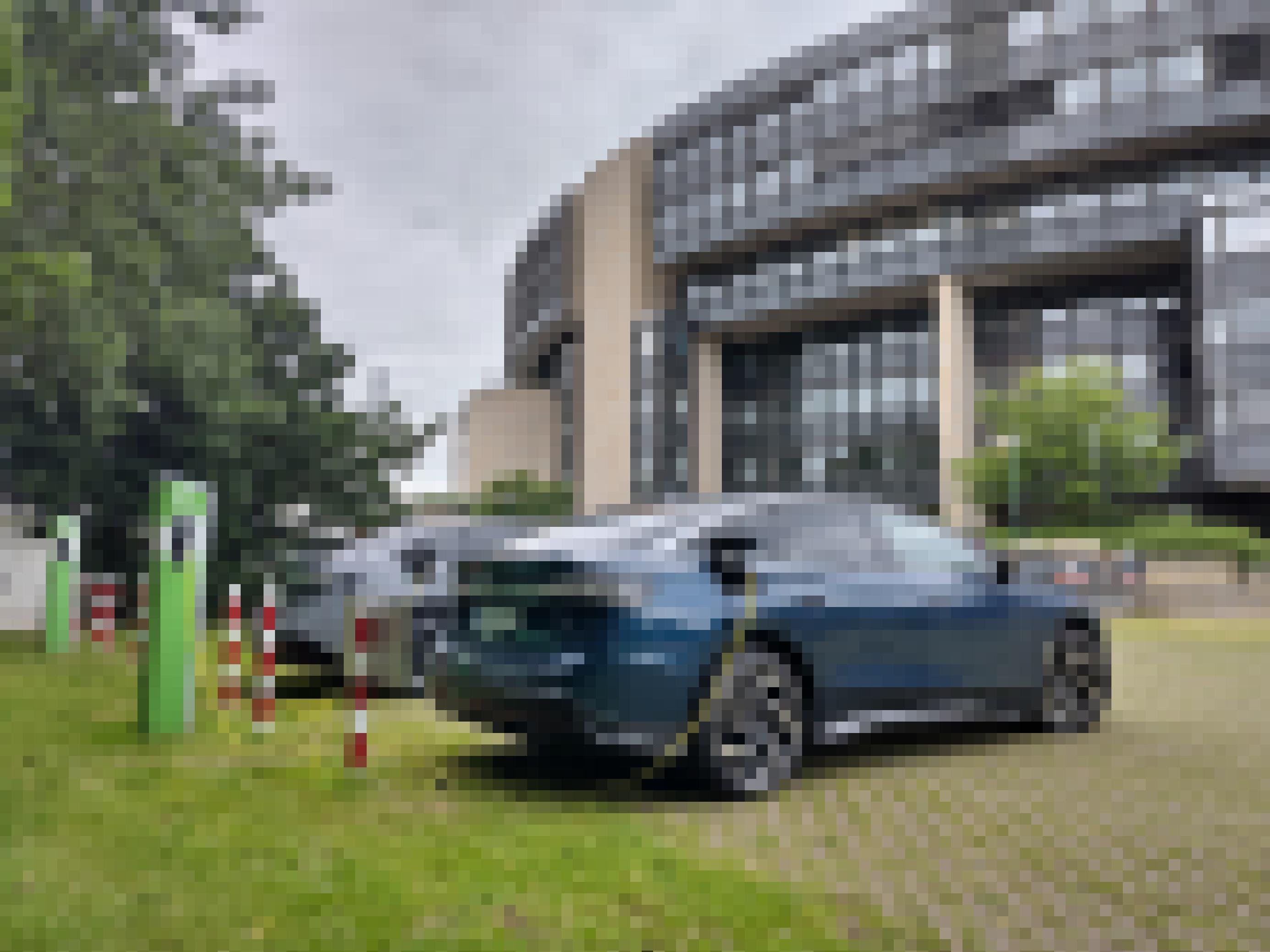 VW ID.7 lädt Strom an einer Ladestation vor dem Düsseldorfer Landtag