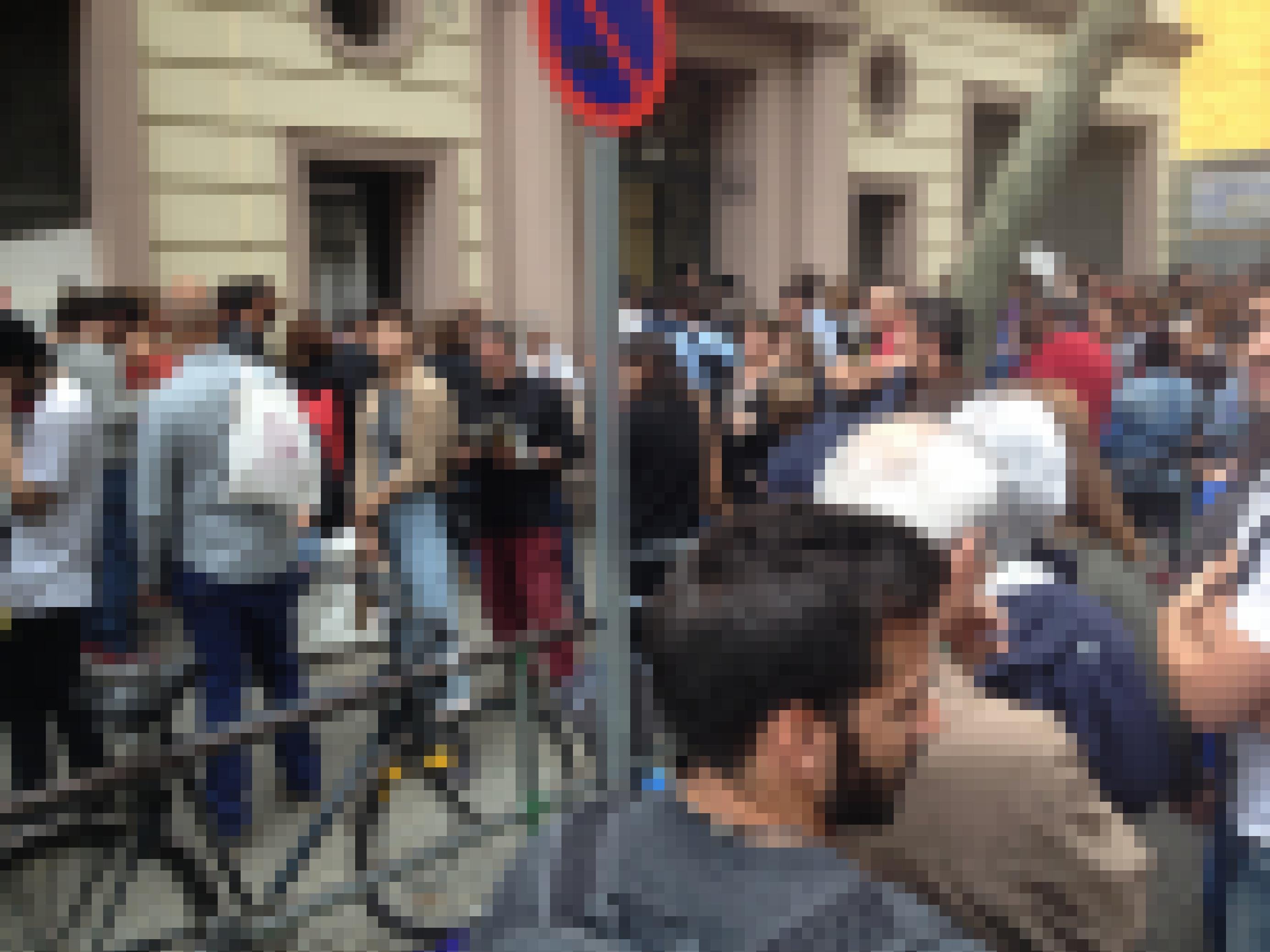 Menschenschlange, die darauf warten in einer Schule in der Carrer de Casp in Barcelona ihre Stimme zum Referendum für die Unabhängigkeit Kataloniens abgeben zu können.