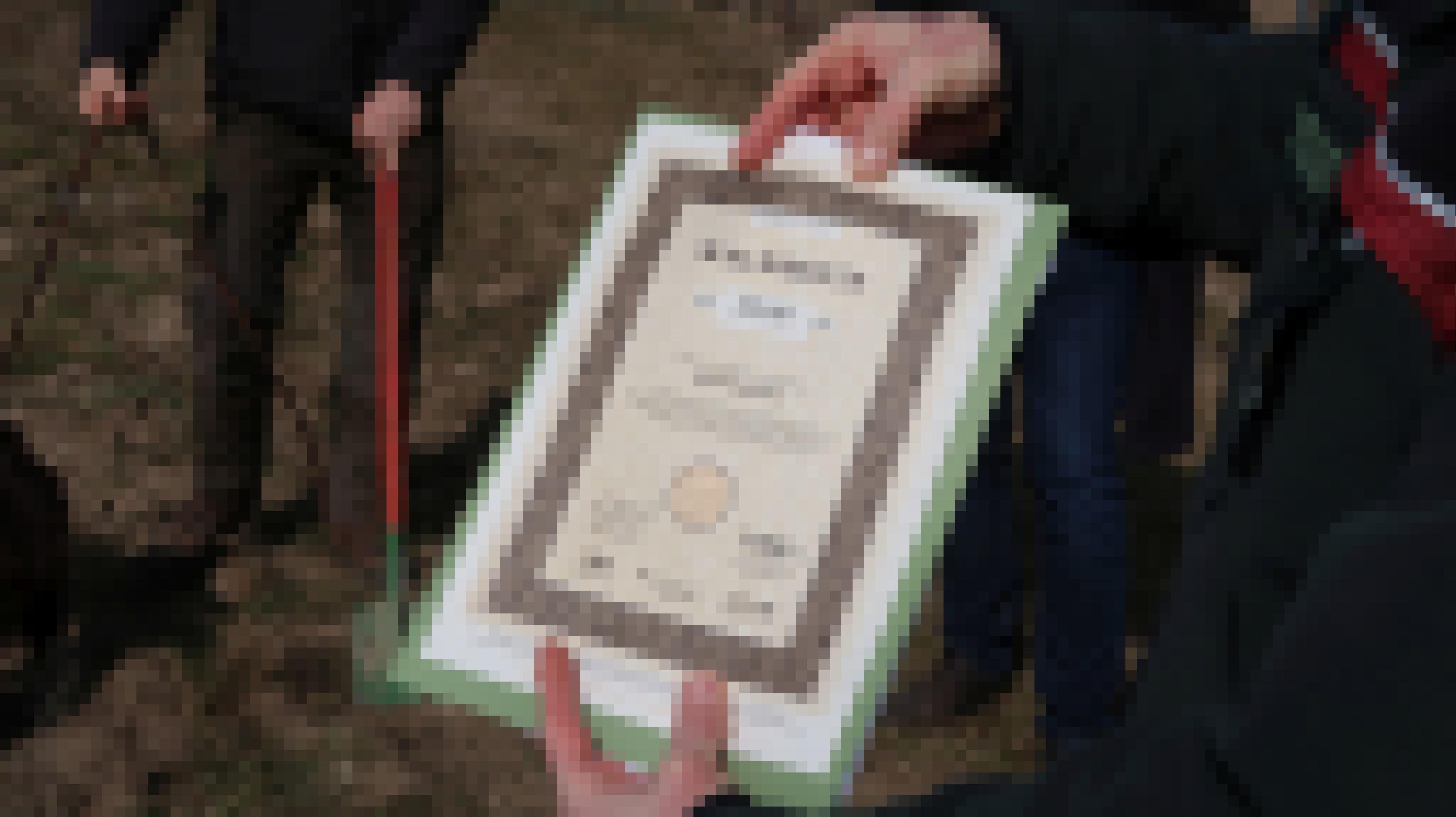 Eine Hand hält ein Blatt Papier mit der Aufschrift „Waldaktie“