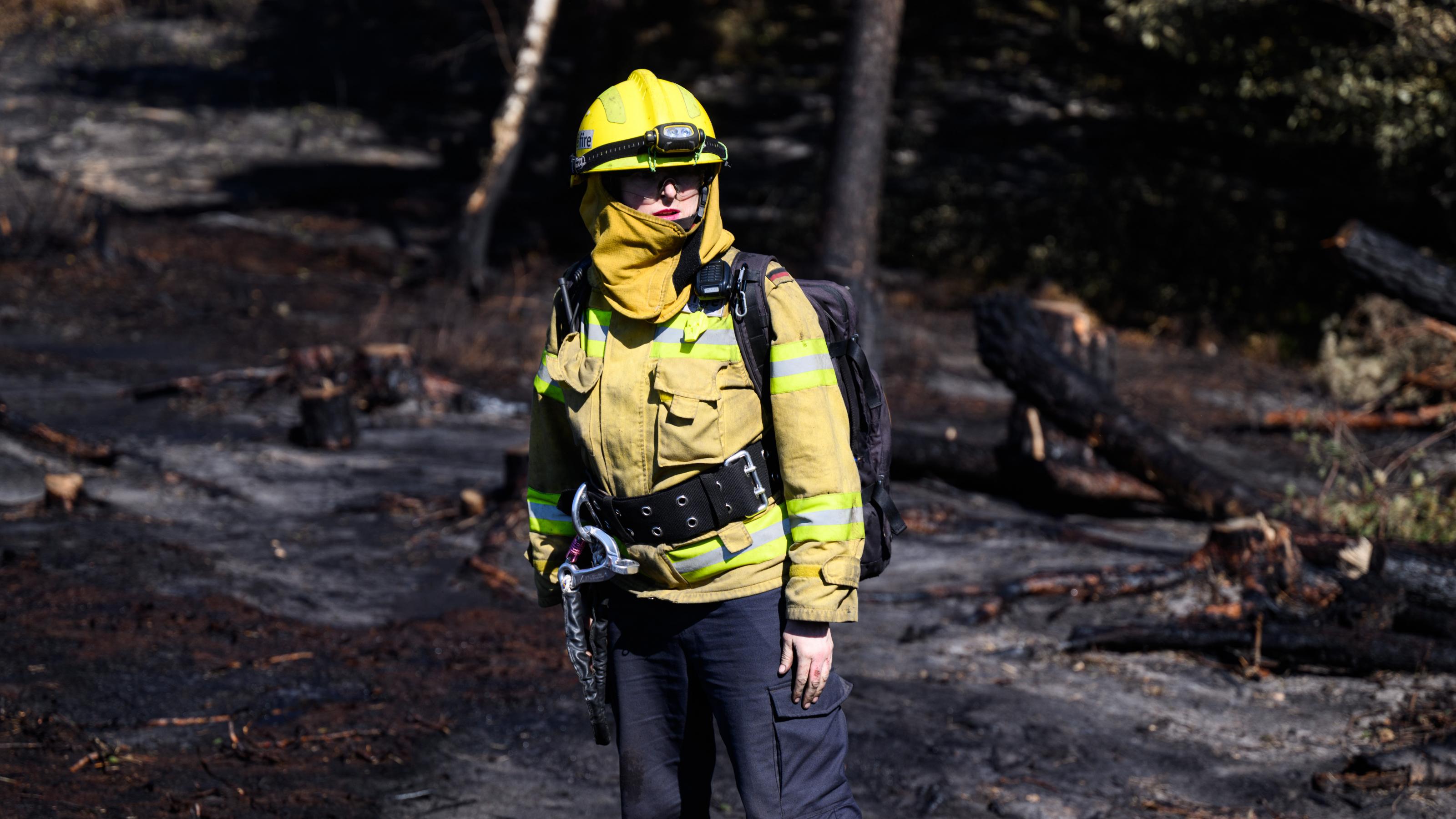 Julia Richardt, freiwillige Feuerwehrfrau bei dem Internationalen Katastrophenschutz Deutschland „@fire“ steht beim Einsatz gegen die Waldbrände im Nationalpark Sächsische Schweiz im Brandgebiet. Der Internationale Katastrophenschutz Deutschland e. V. ist eine gemeinnützige, nichtstaatliche Hilfsorganisation, die international Hilfe bei Naturkatastrophen leistet.