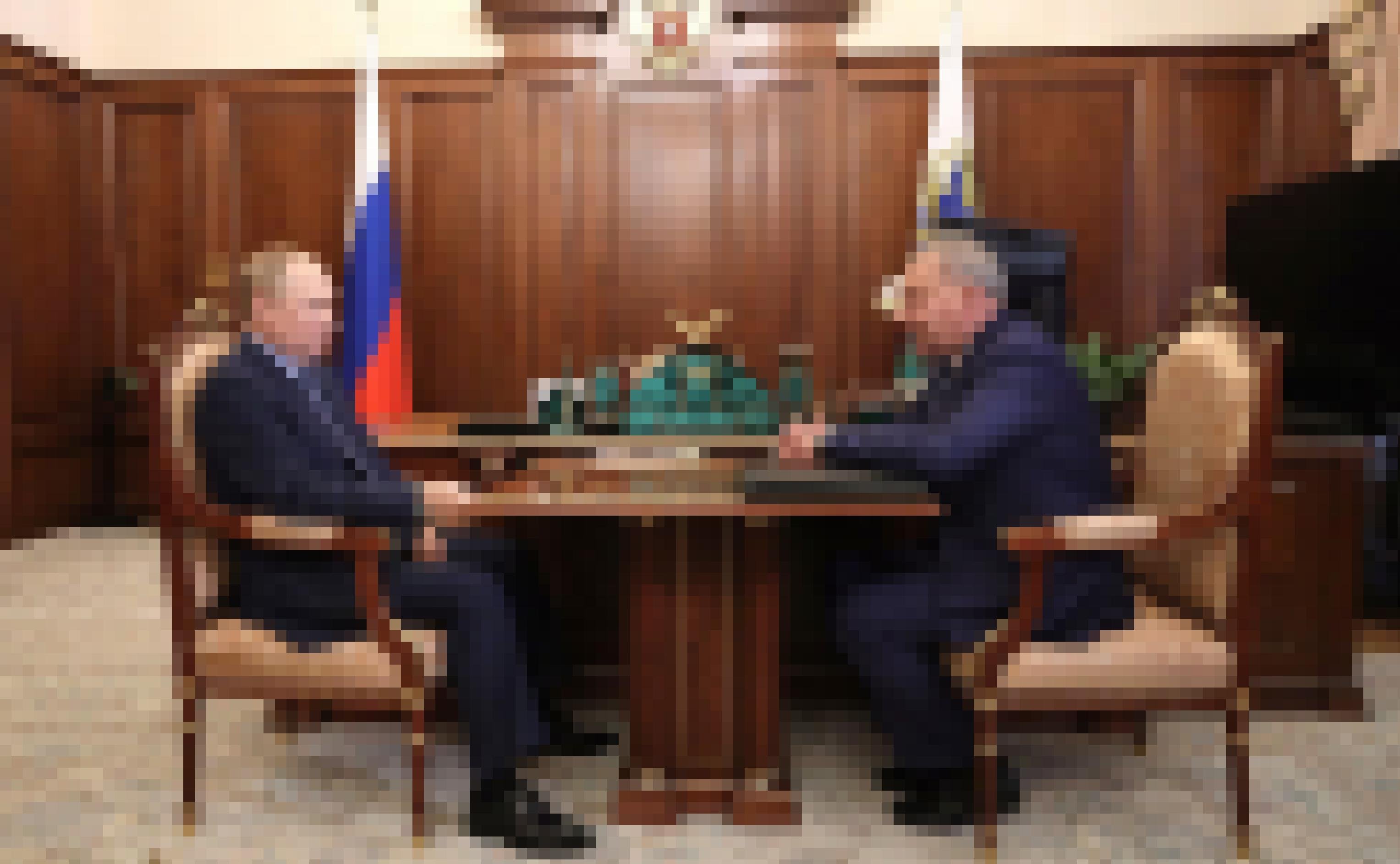 Beide sitzen in einem holzgetäfelten Amtszimmer an einem kleinen Tisch, kaum 2m voneinander entfernt. Putin ist zurückgelegt, Borissow nach vorn.