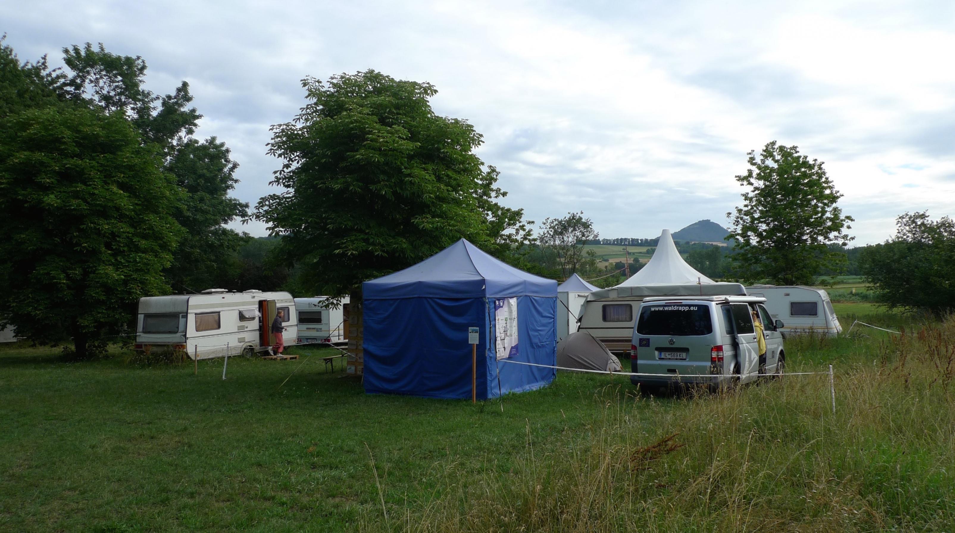 Wohnwagen und Zelte des Waldrappteams in der Nähe von Binningen.