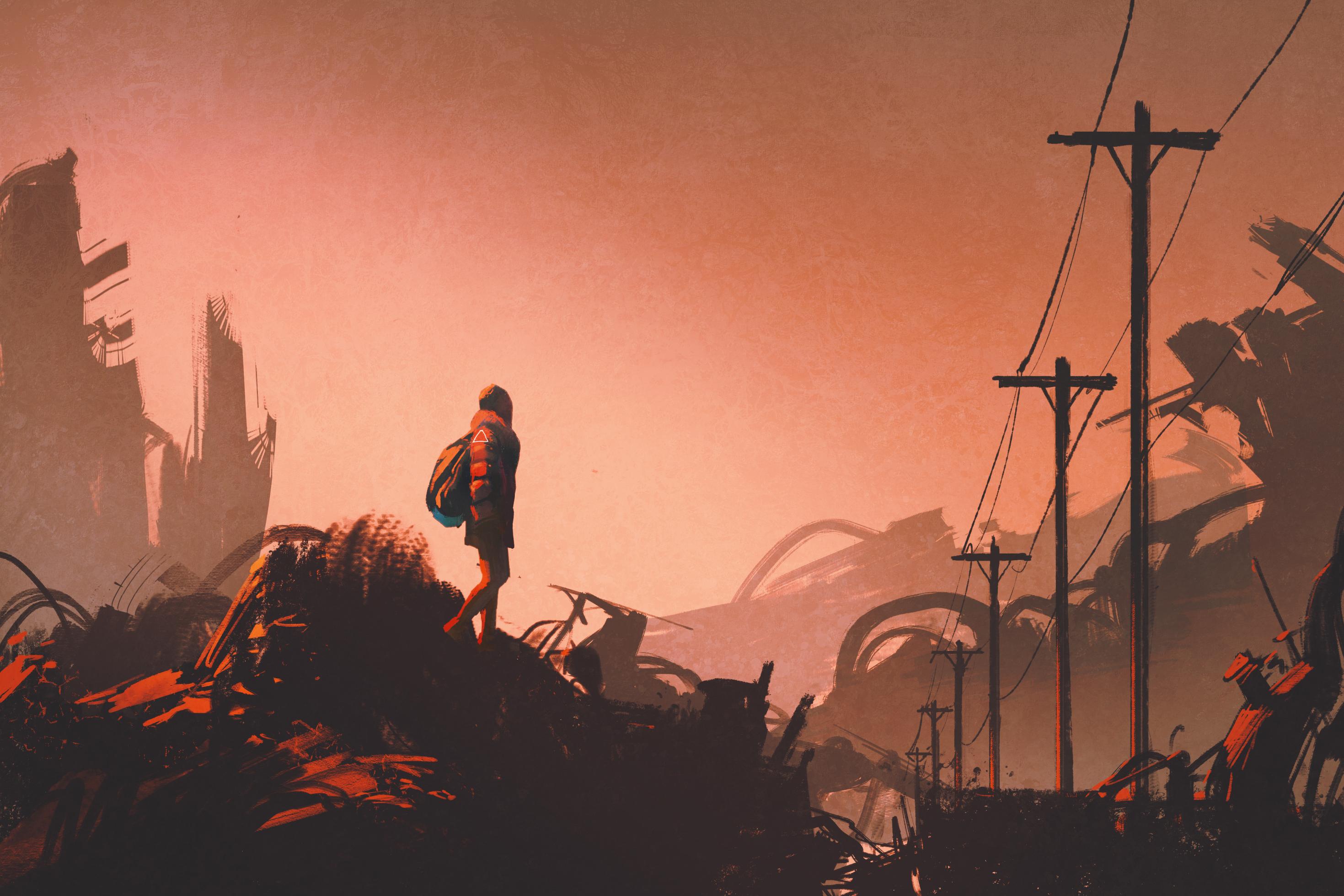 Wanderin mit Blick auf verlassene Stadt (Stockbild)