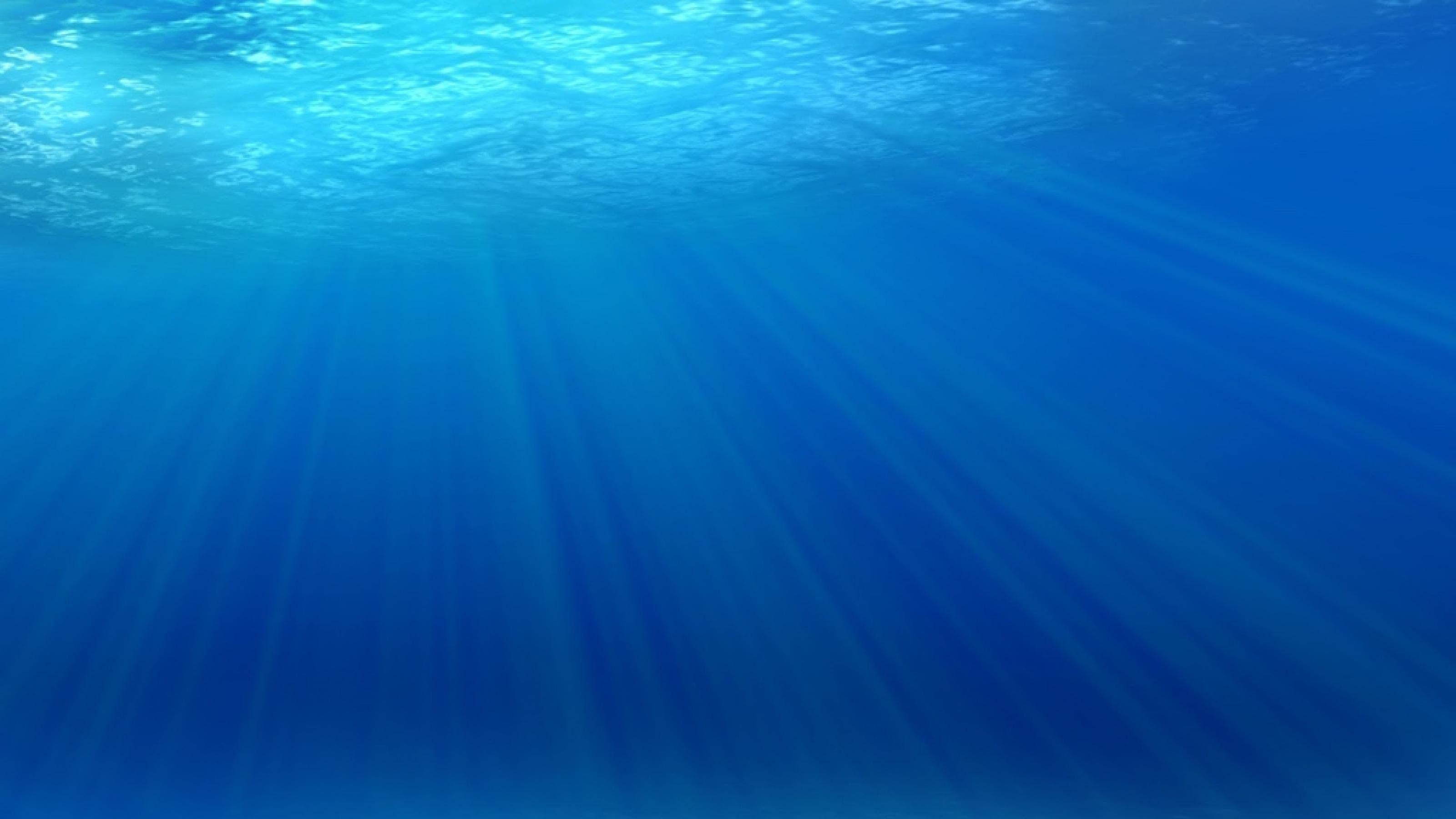 Unterwasseraufnahme. Man sieht wie Licht durch die Oberfläche scheint.