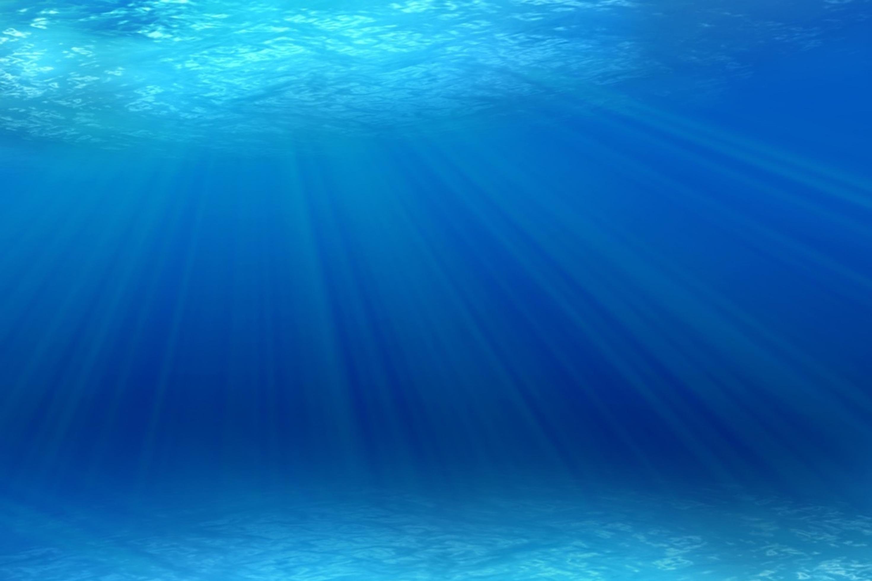 Unterwasseraufnahme. Man sieht wie Licht durch die Oberfläche scheint.