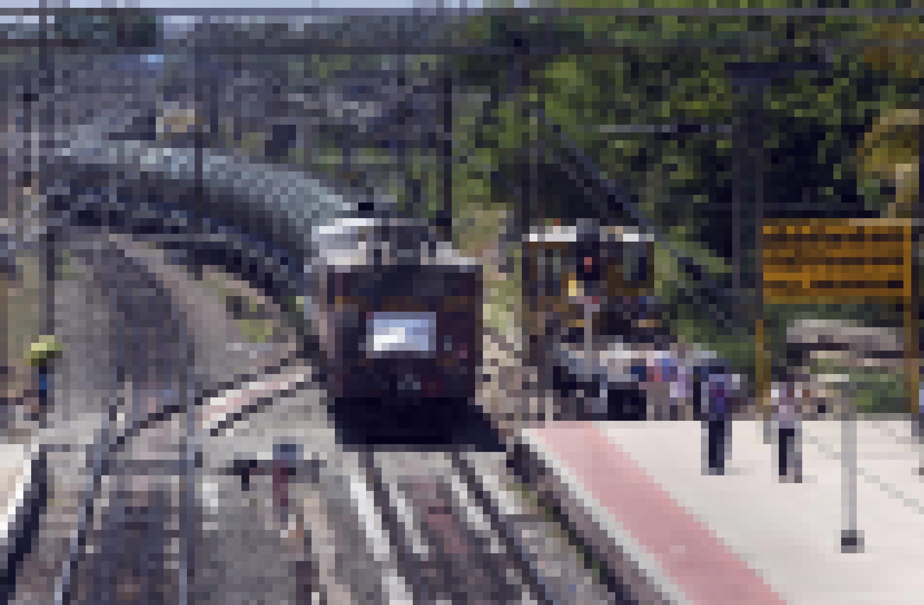 Der Zug mit Trinkwasser fährt in den Bahnhof von Chennai ein.