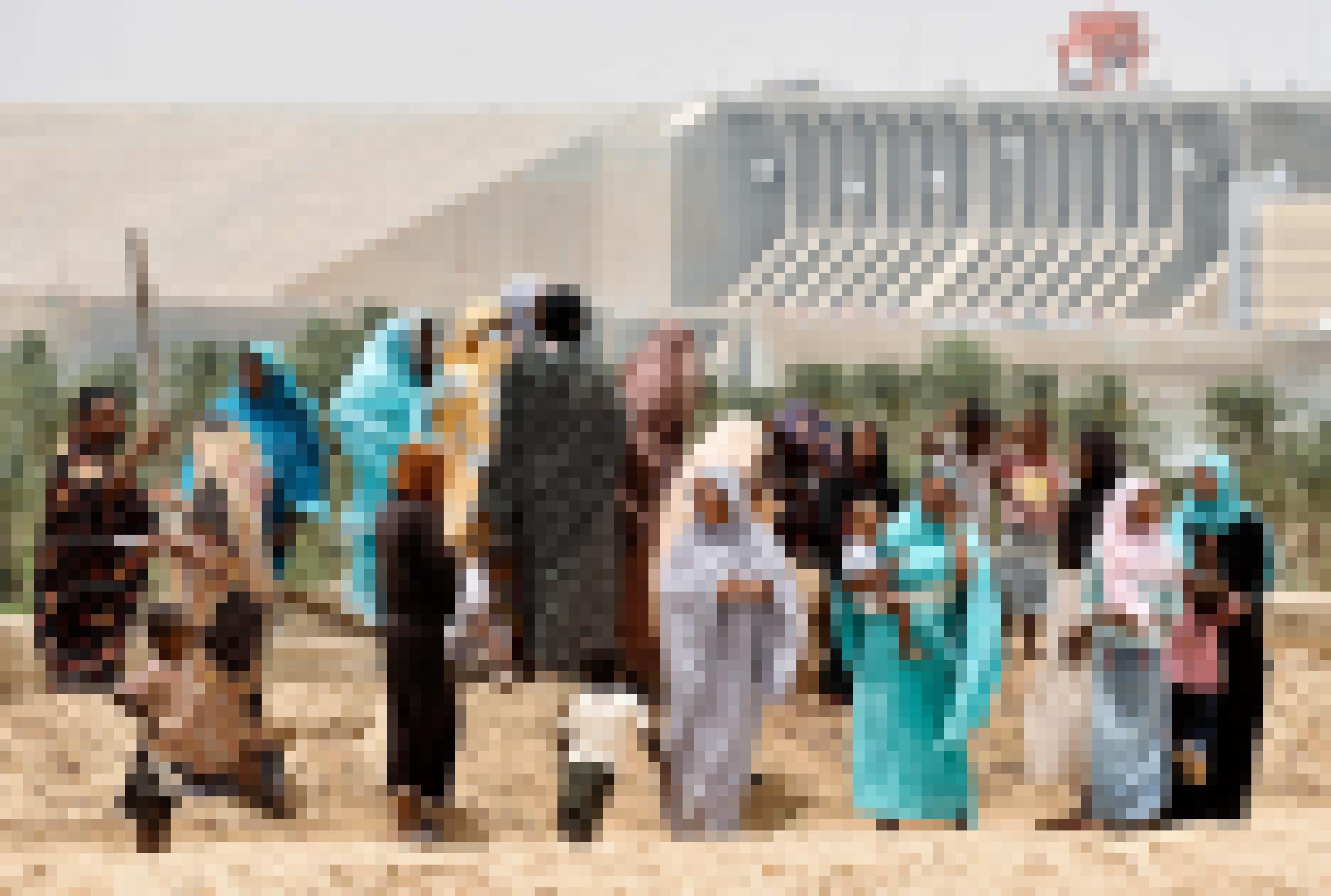 Eine Gruppe von Frauen vor der Kulisse des Merowe-Staudamms.