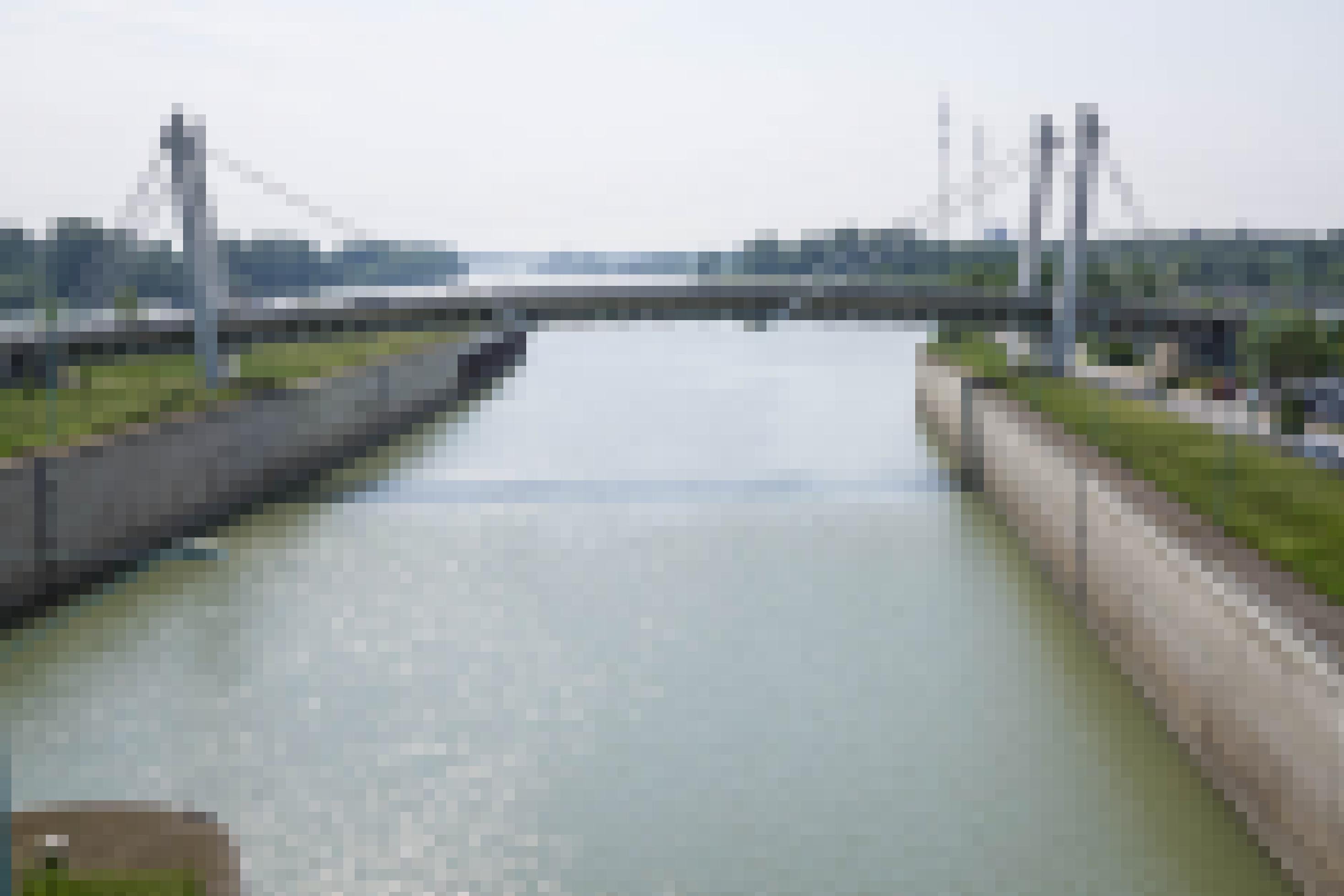 Kraftwerk Freudenau Wien Schleusenkanal mit Brücke