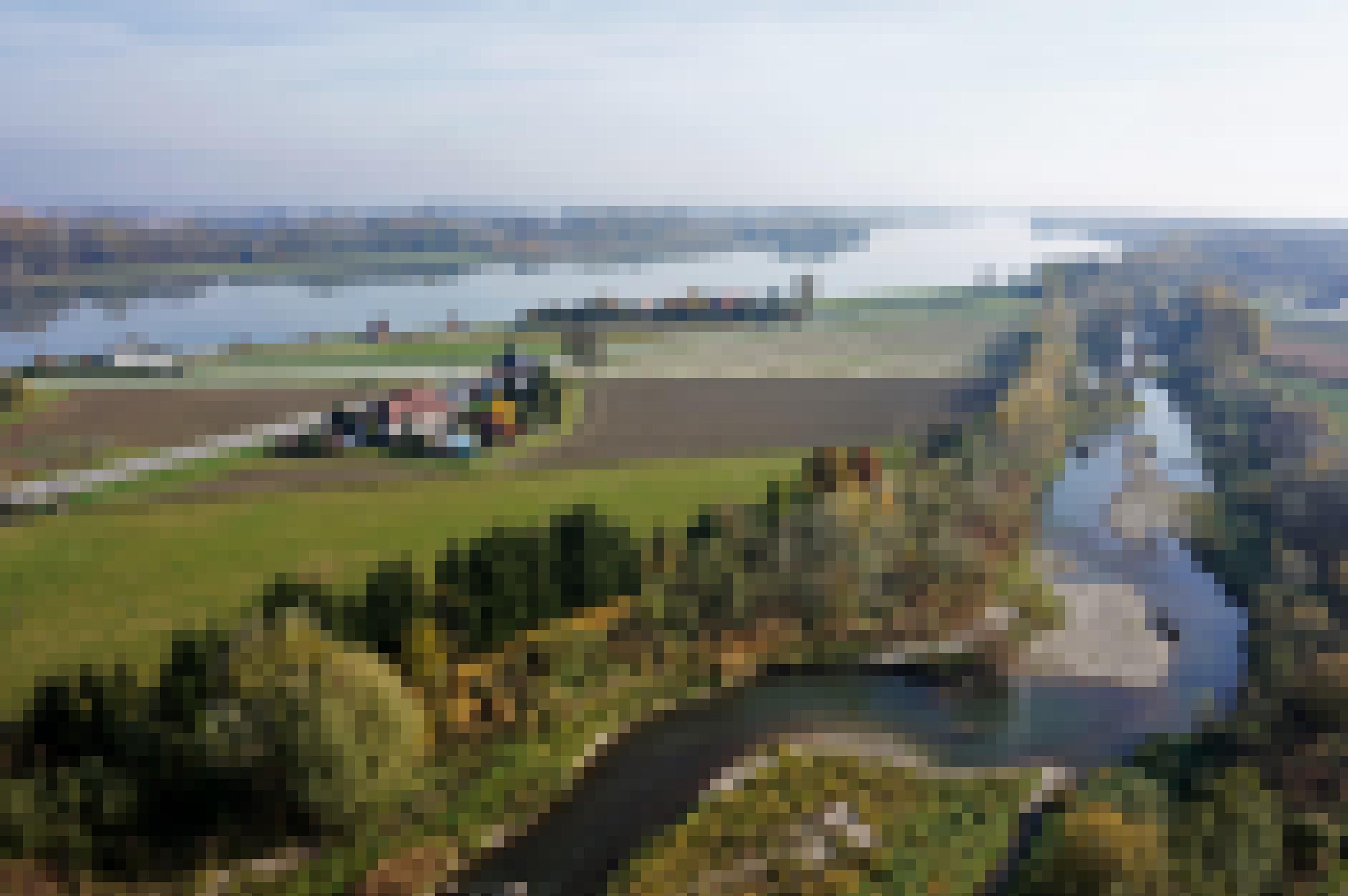 Landschaft, gewundener Flussarm, im Hintergrund Fluss Donau