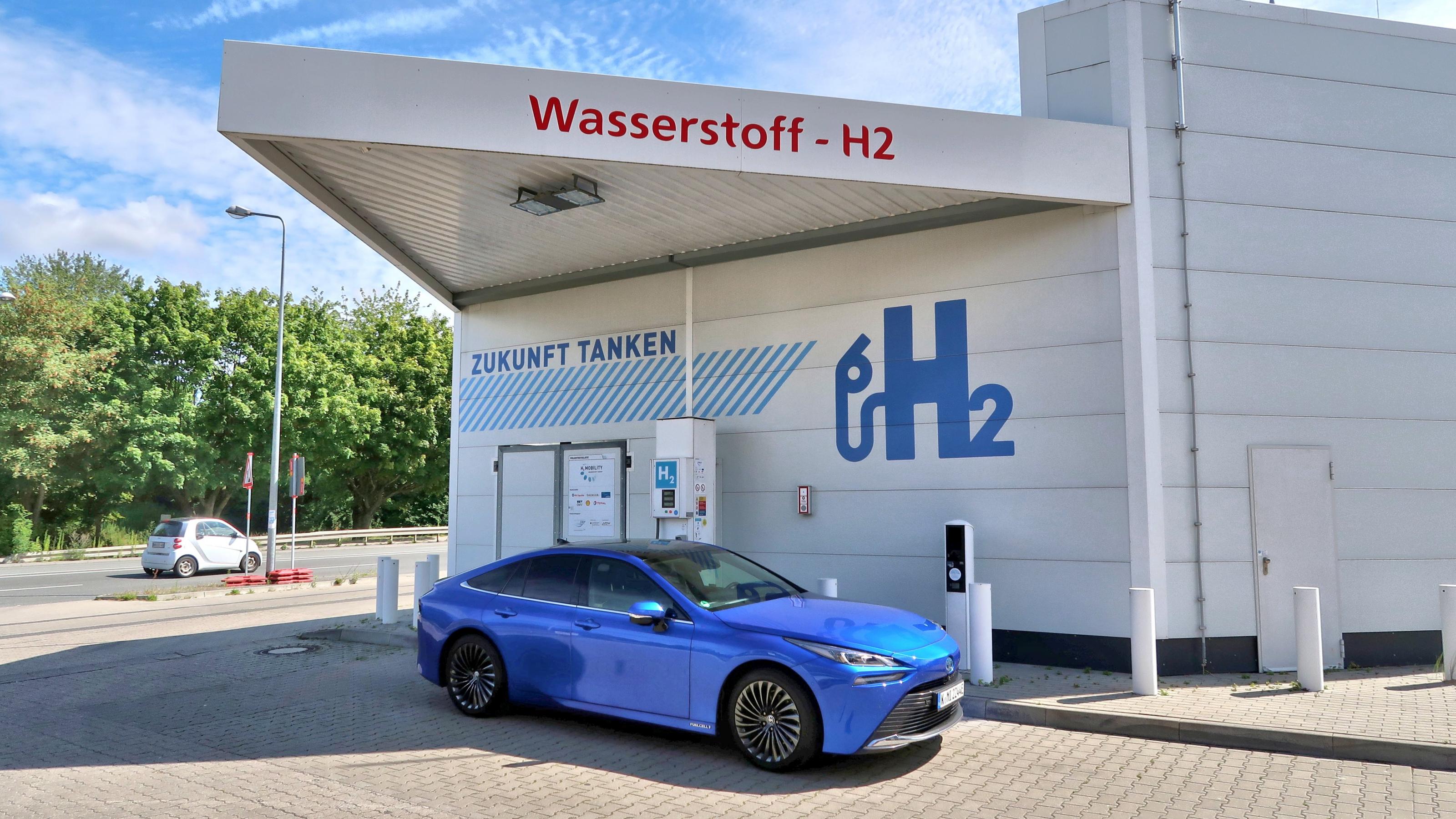 Der Toyota Mirai steht vor einer Wasserstoff-Tankstelle