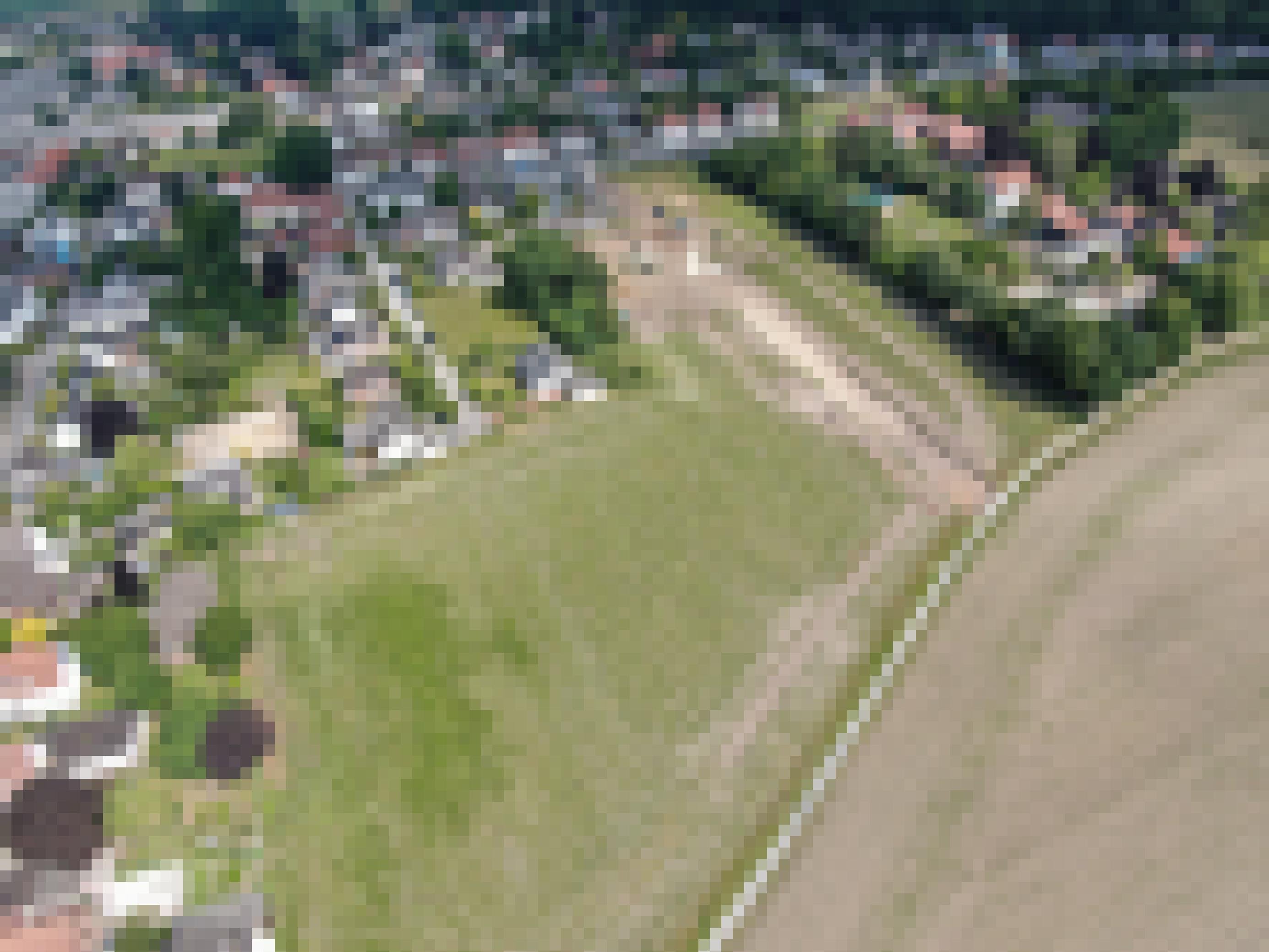 Luftbild eines Wohngebiets mit angrenzendem Feld