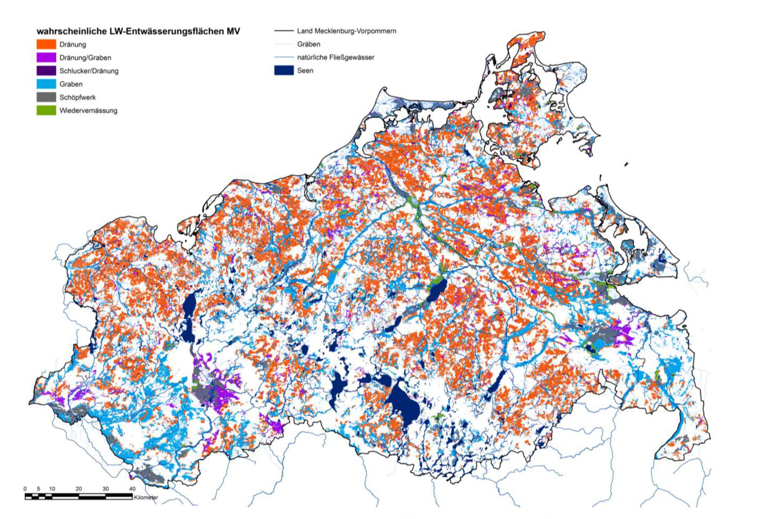 Karte von Mecklenburg-Vorpommern, in der entwässerte landwirtschaftliche Flächen in verschiedenen Farben markiert sind. Die Karte ist in dem Fachaufsatz „Ermittlung von Art und Intensität künstlicher Entwässerung von landwirtschaftlichen Nutzflächen in Mecklenburg-Vorpommern“ erschienen, der im Internet abrufbar ist.