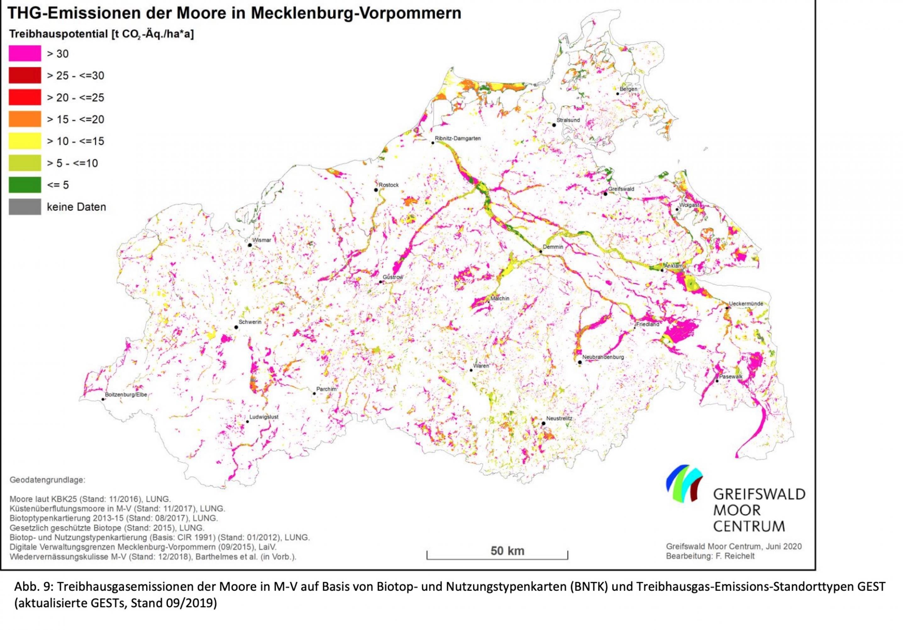 Auf der Karte sind die Moore Mecklenburg-Vorpommerns verzeichnet; verschiedene Farben markieren, wie viel Treibhausgase sie ausstoßen. Die häufigste Farbe, Magenta, steht für Emissionen über 30 Tonnen pro Hektar und Jahr