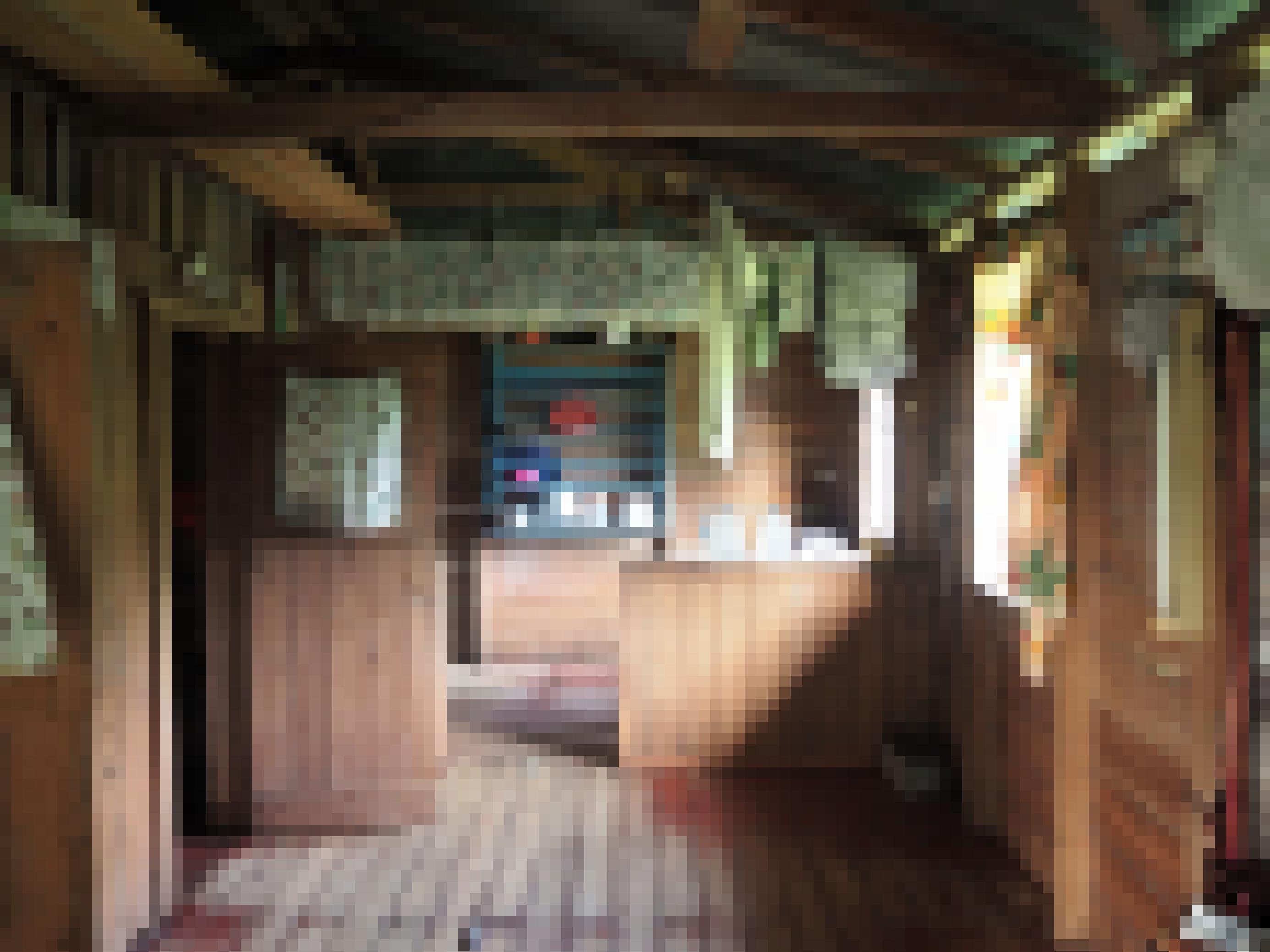 Das Innere eines verlassenen Holzhauses mit löchrigen Dielen.