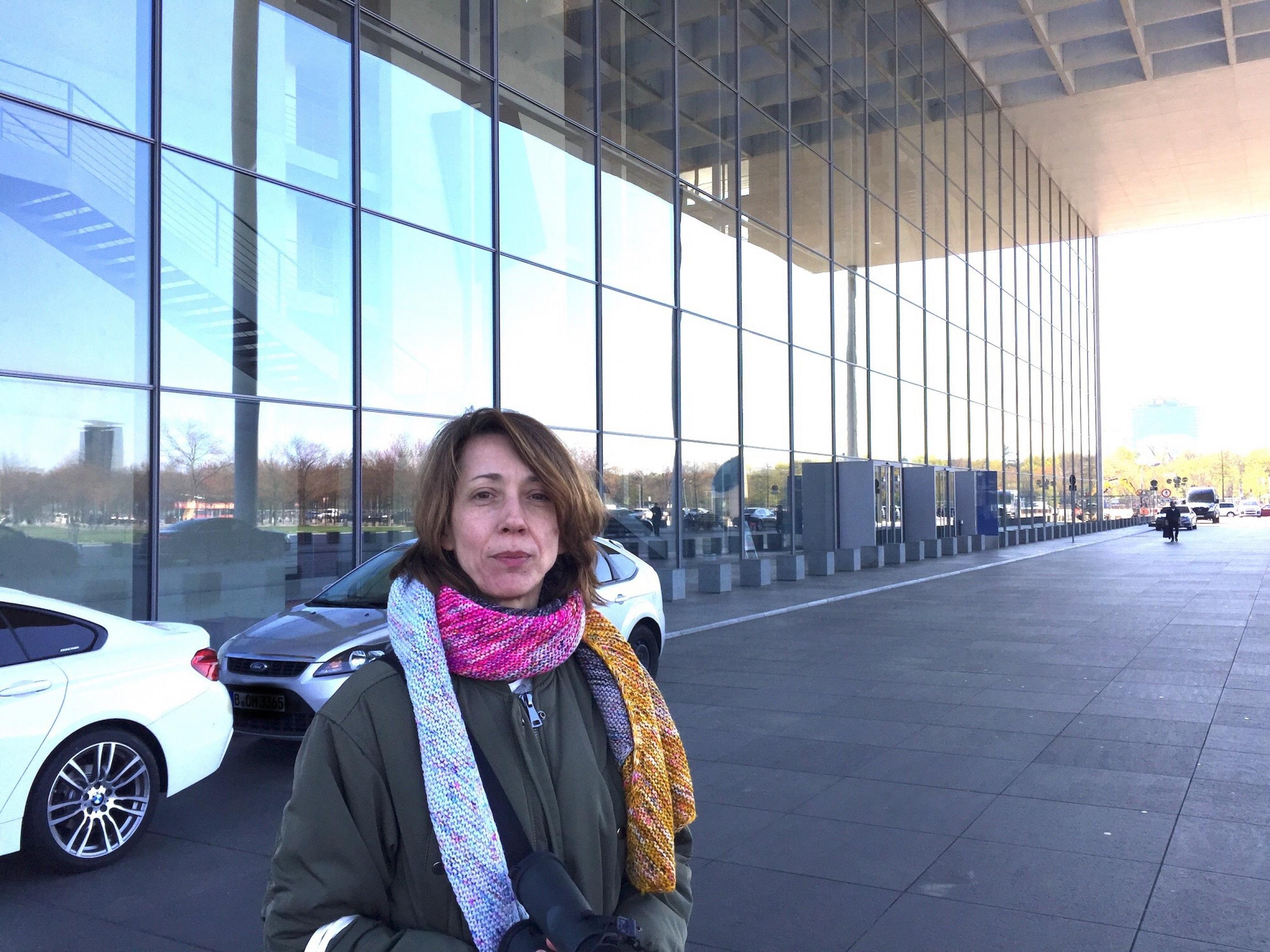 Spiegelnde Transparenz: Claudia Wegworth vor dem Paul-Löbe-Haus des Bundestags.