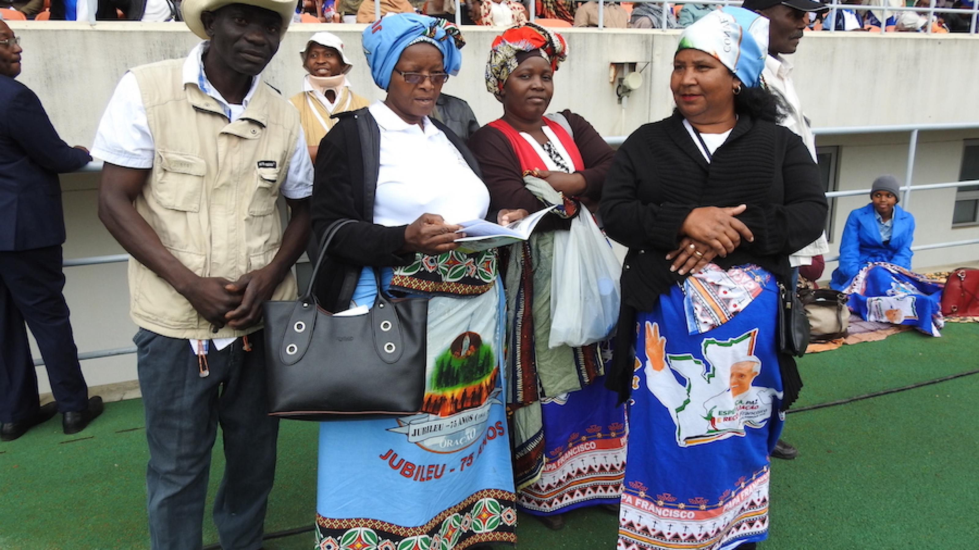 Frauen bei einer Großveranstaltung in Mosambik tragen Wickeltücher als Rock und Kopfputz.