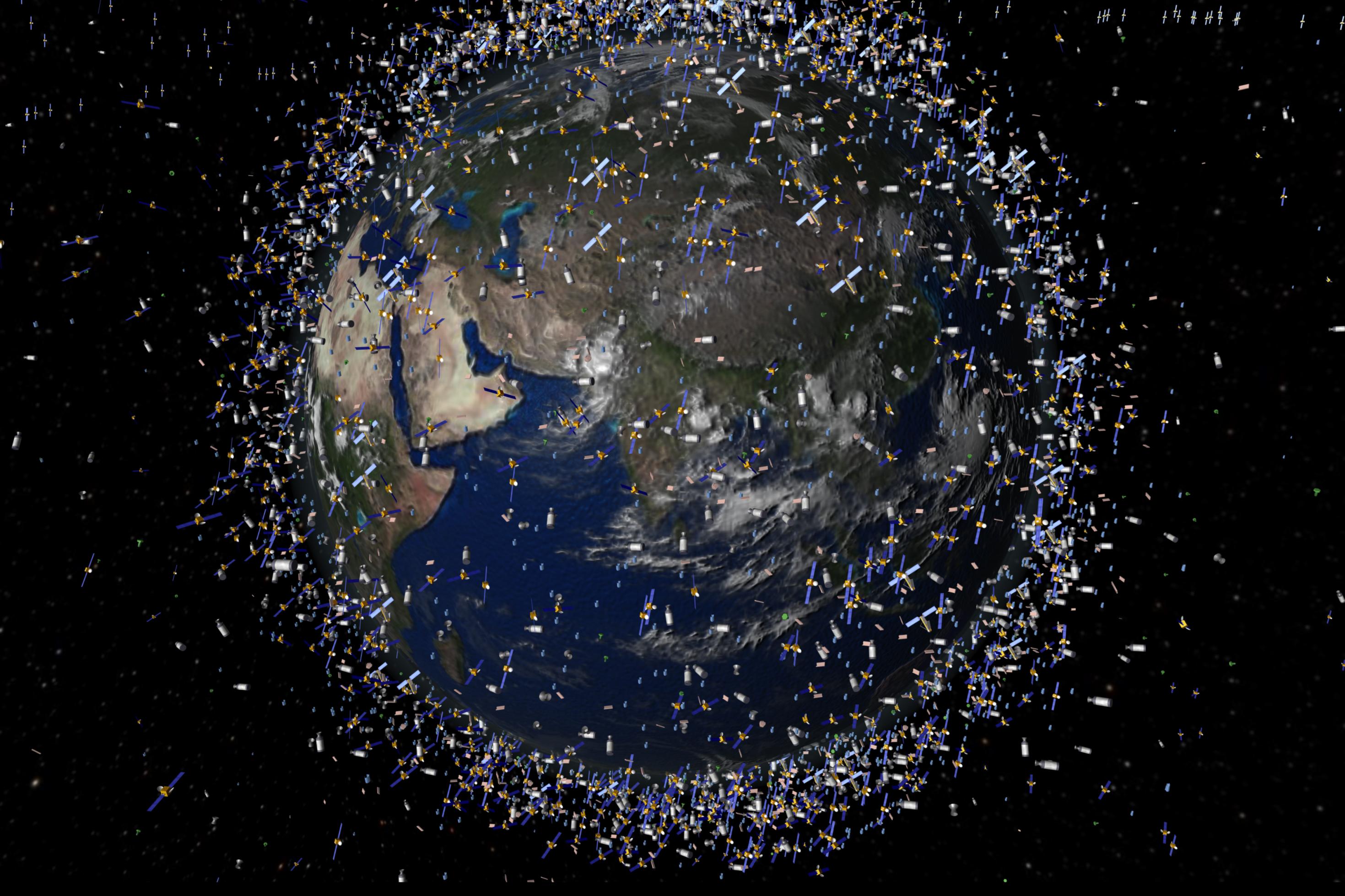 Die Erdkugel umhüllt von einer Vielzahl von ausgedienten Satelliten und Satellitenteilen.