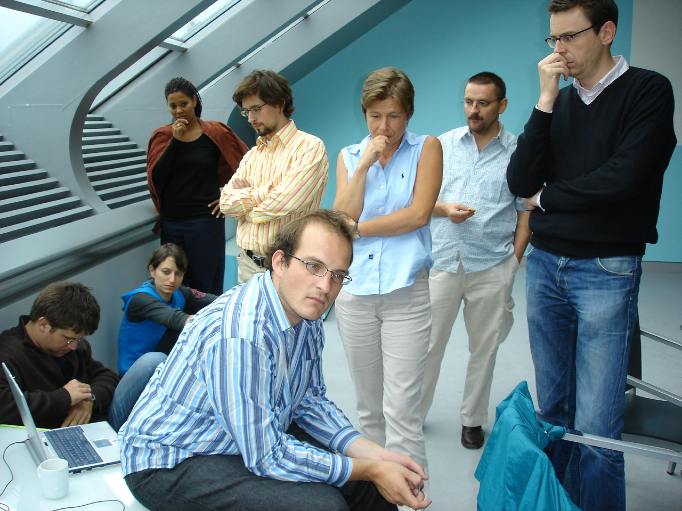 Weltreporter-Gründer*innen in nachdenklicher Haltung beim ersten Präsenztreffen des Netzwerks 2005 im C/O Berlin