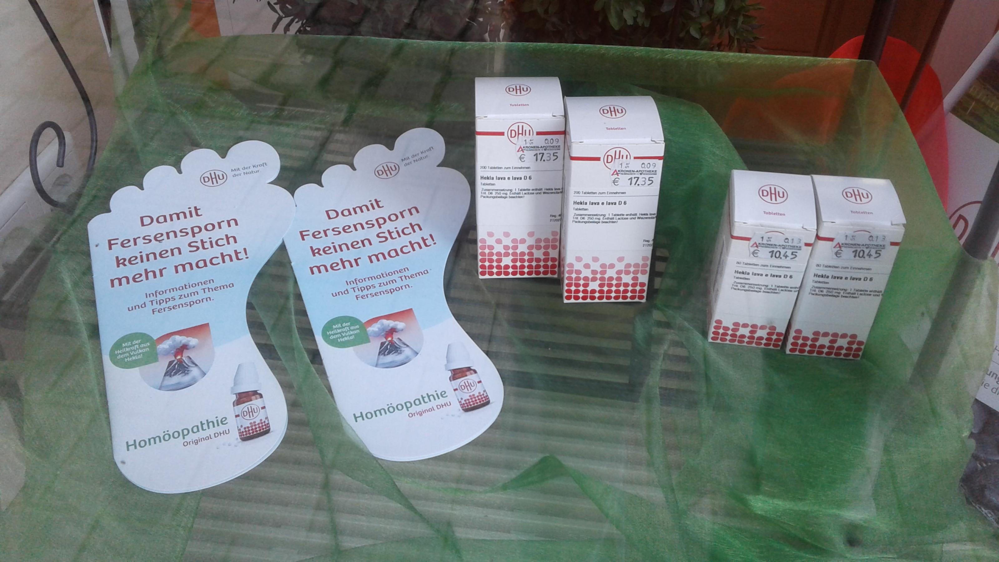 Im Schaufenster einer Apotheke sind homöopathische Mittel gegen Fersensporn ausgestellt