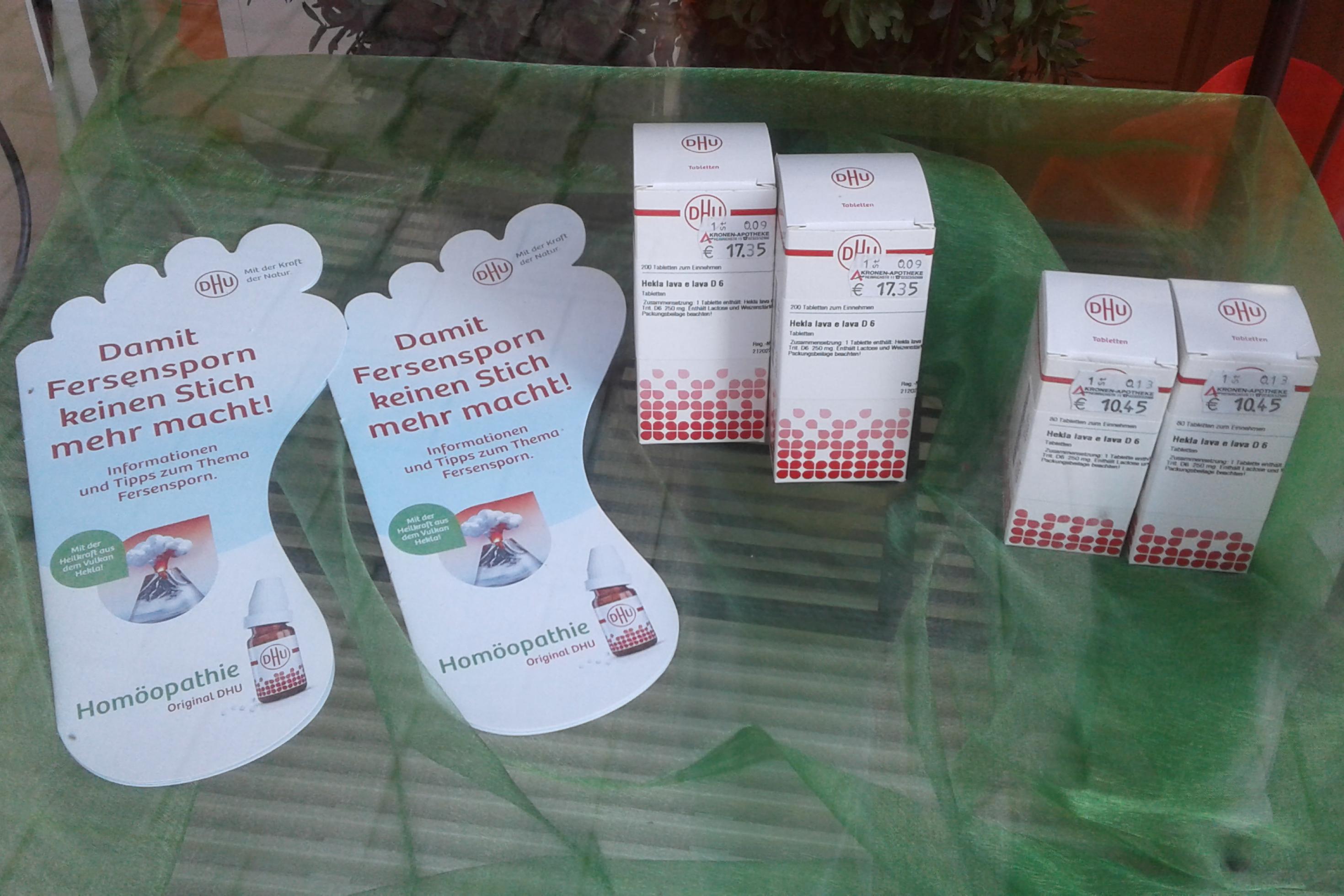Im Schaufenster einer Apotheke sind homöopathische Mittel gegen Fersensporn ausgestellt