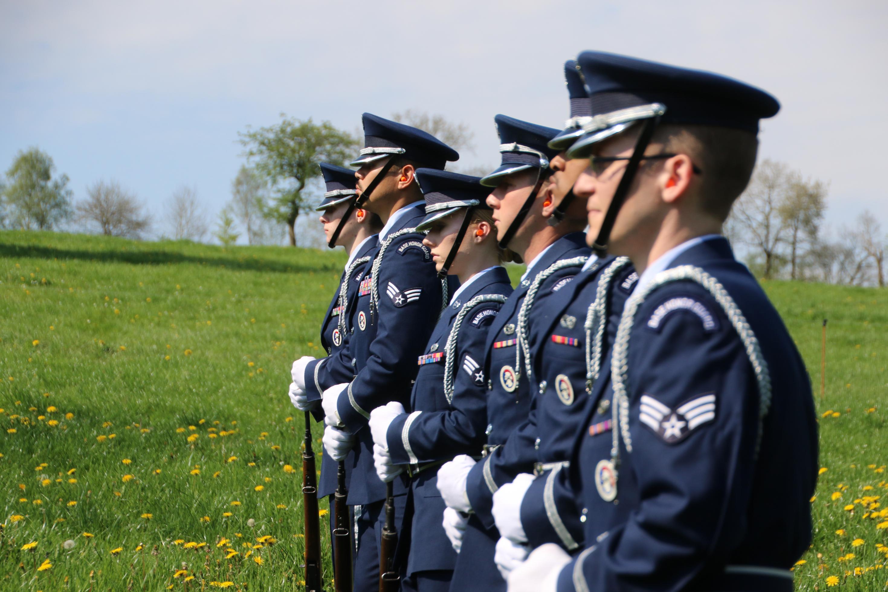 US-Soldaten mit Ohrstöpseln, kurz bevor sie Salutschüsse abfeuern.