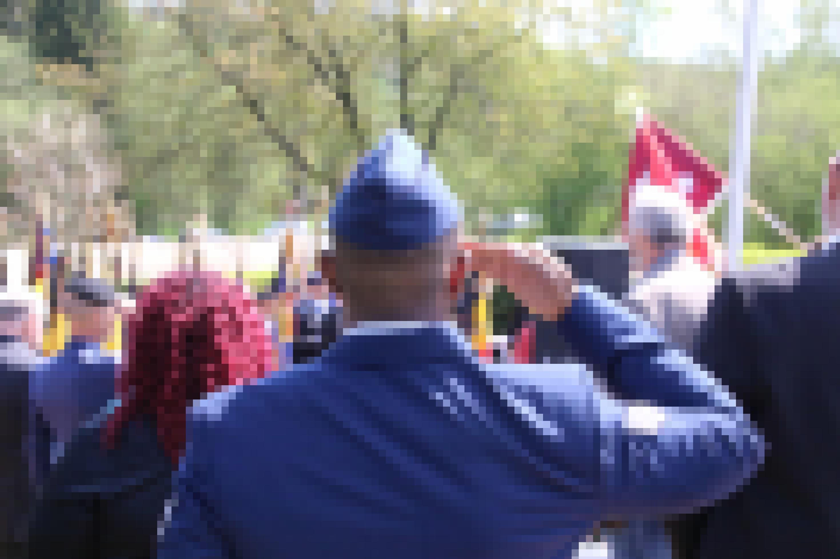 Soldat salutiert bei der Gedenkfeier