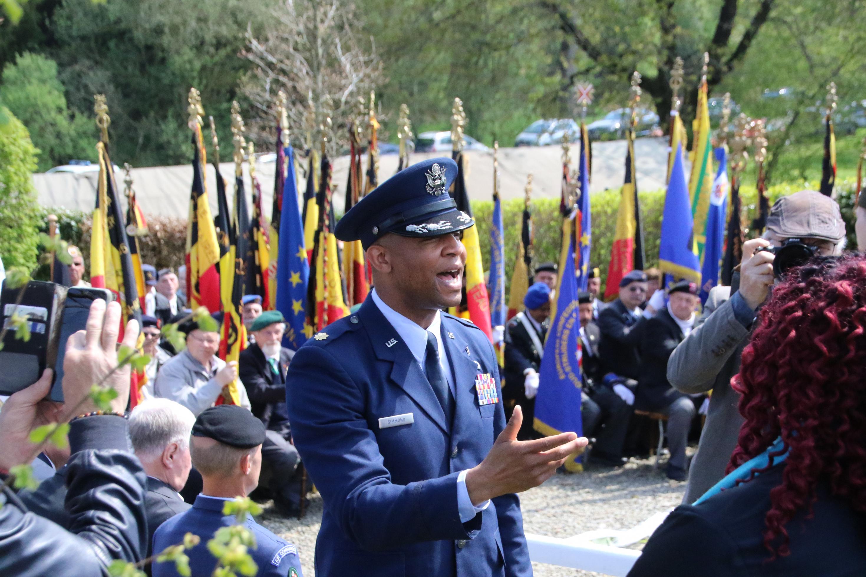 Mann in Uniform dirigiert einen Gospelchor