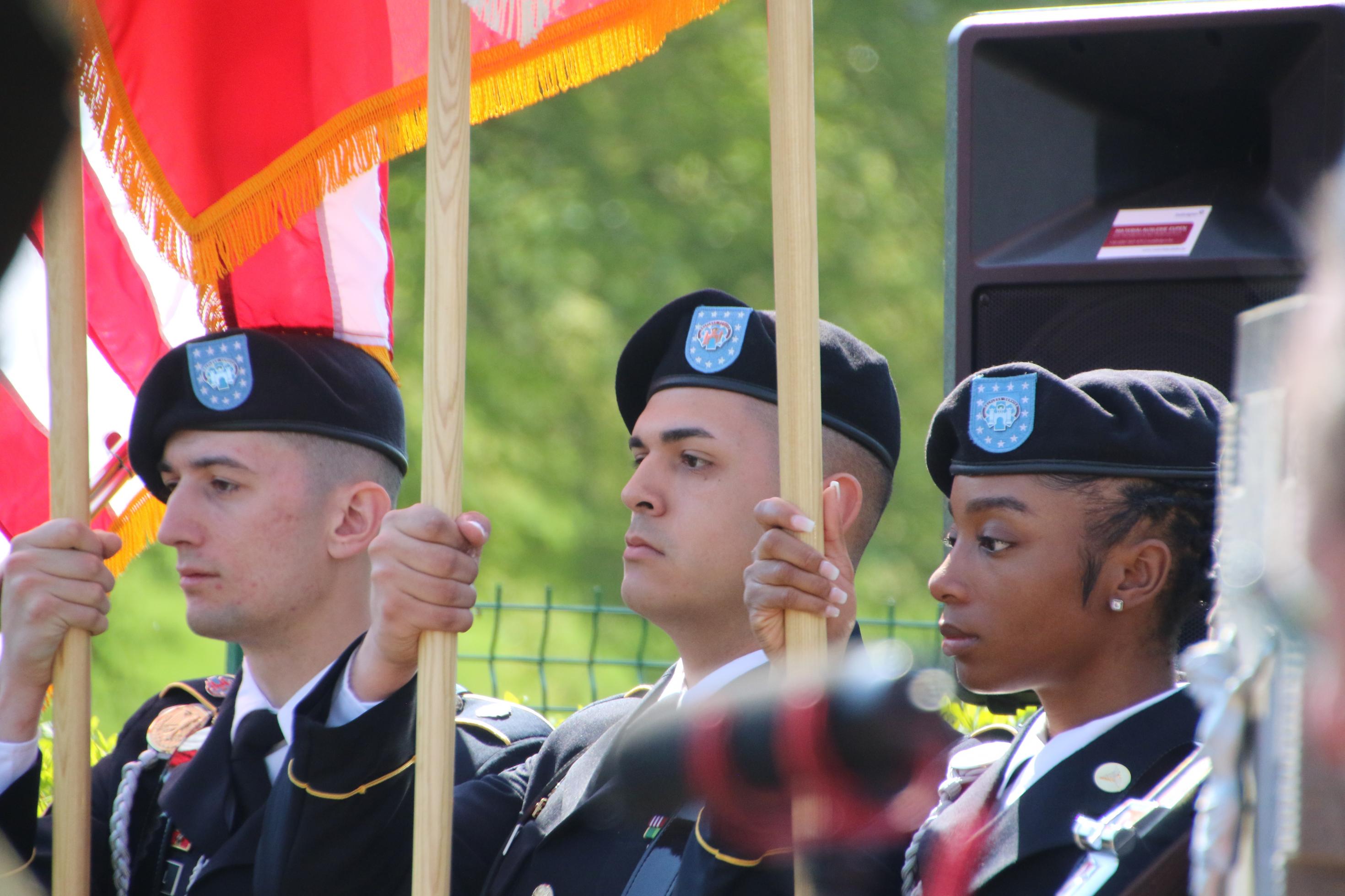 Junge US-Soldat:innen vor dem Wereth-Mahnmal.